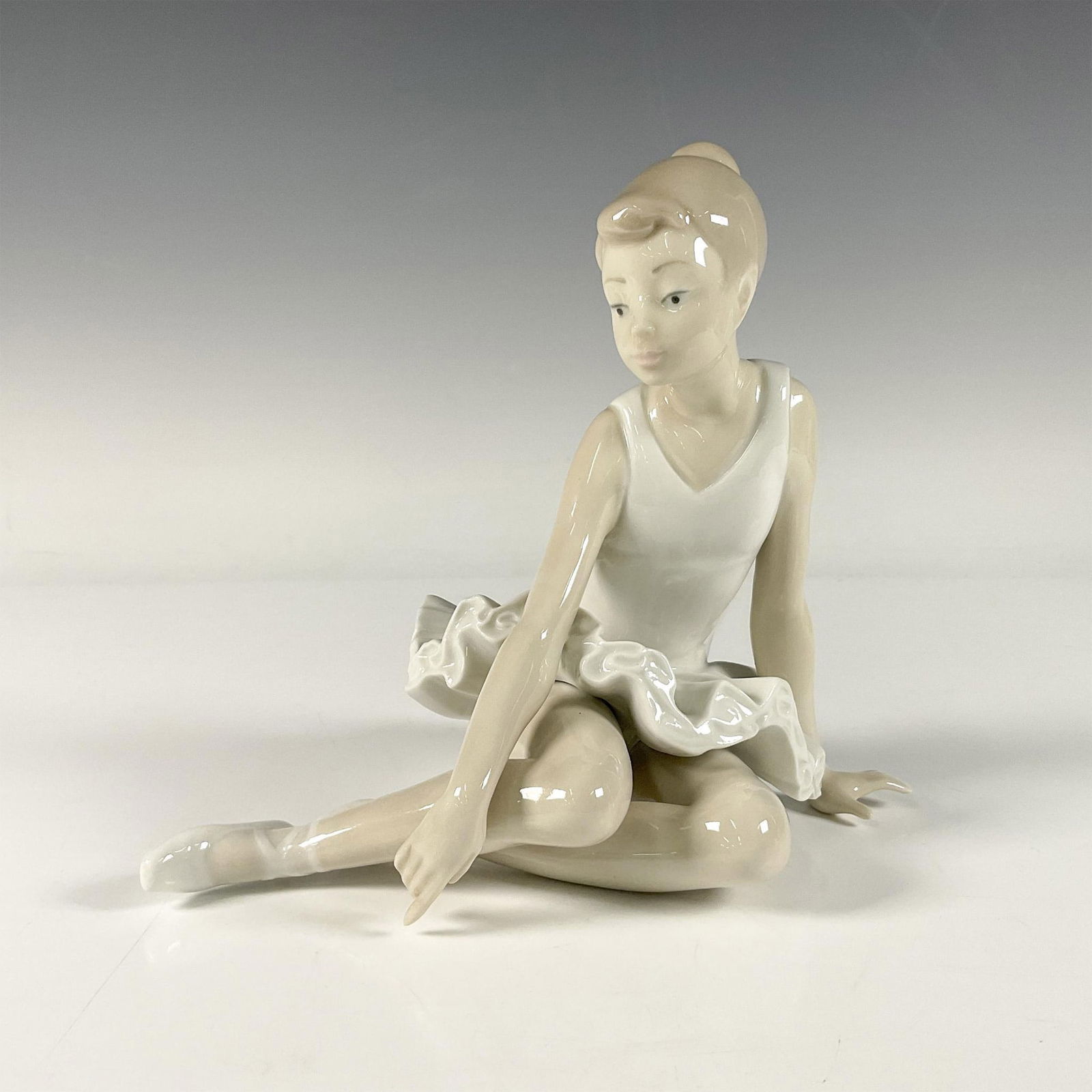 Nao By Lladro Porcelain Figurine, Sitting Ballerina (1 of 6)