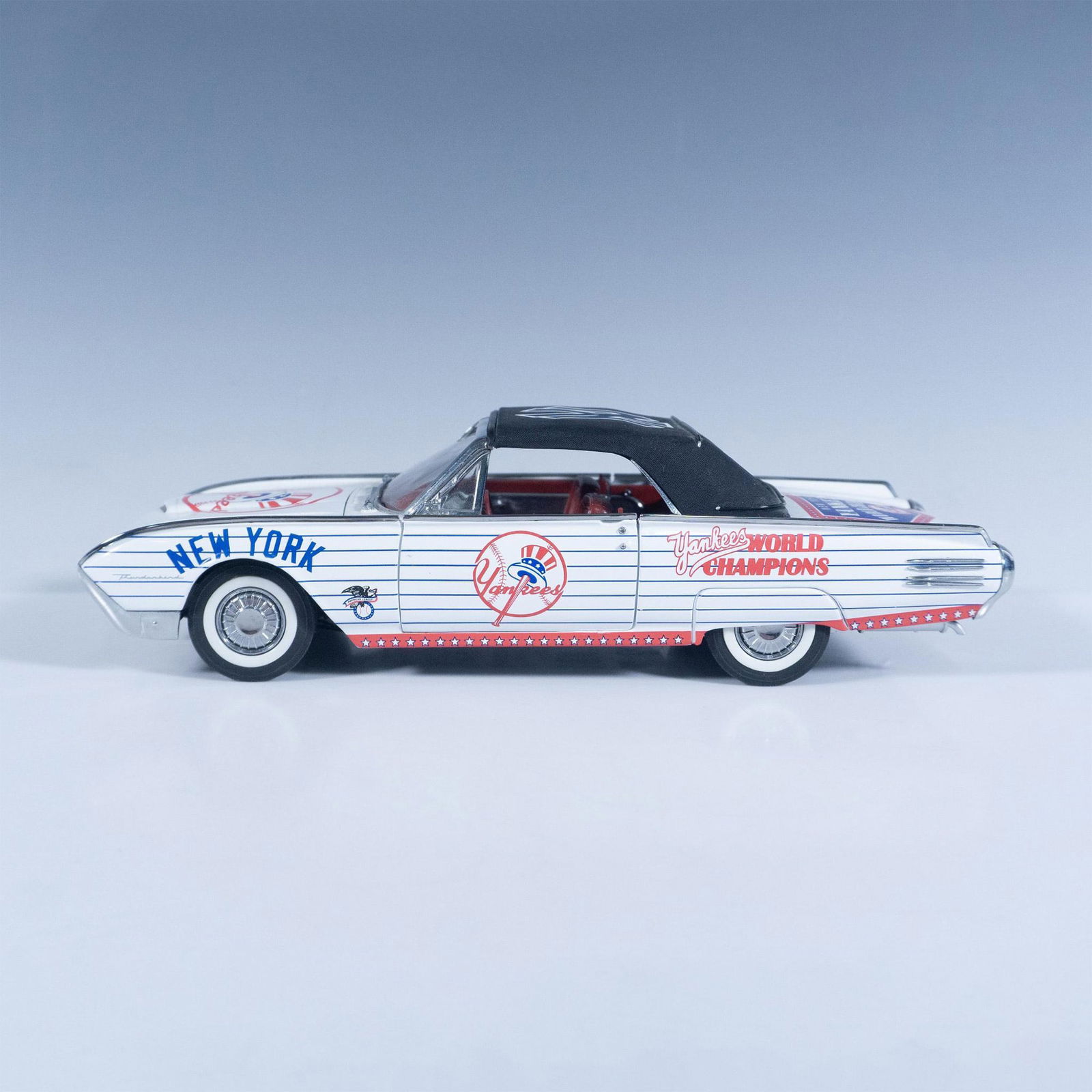 Danbury Mint 1961 Ford Thunderbird Yankees Bullpen Model Car (1 of 5)