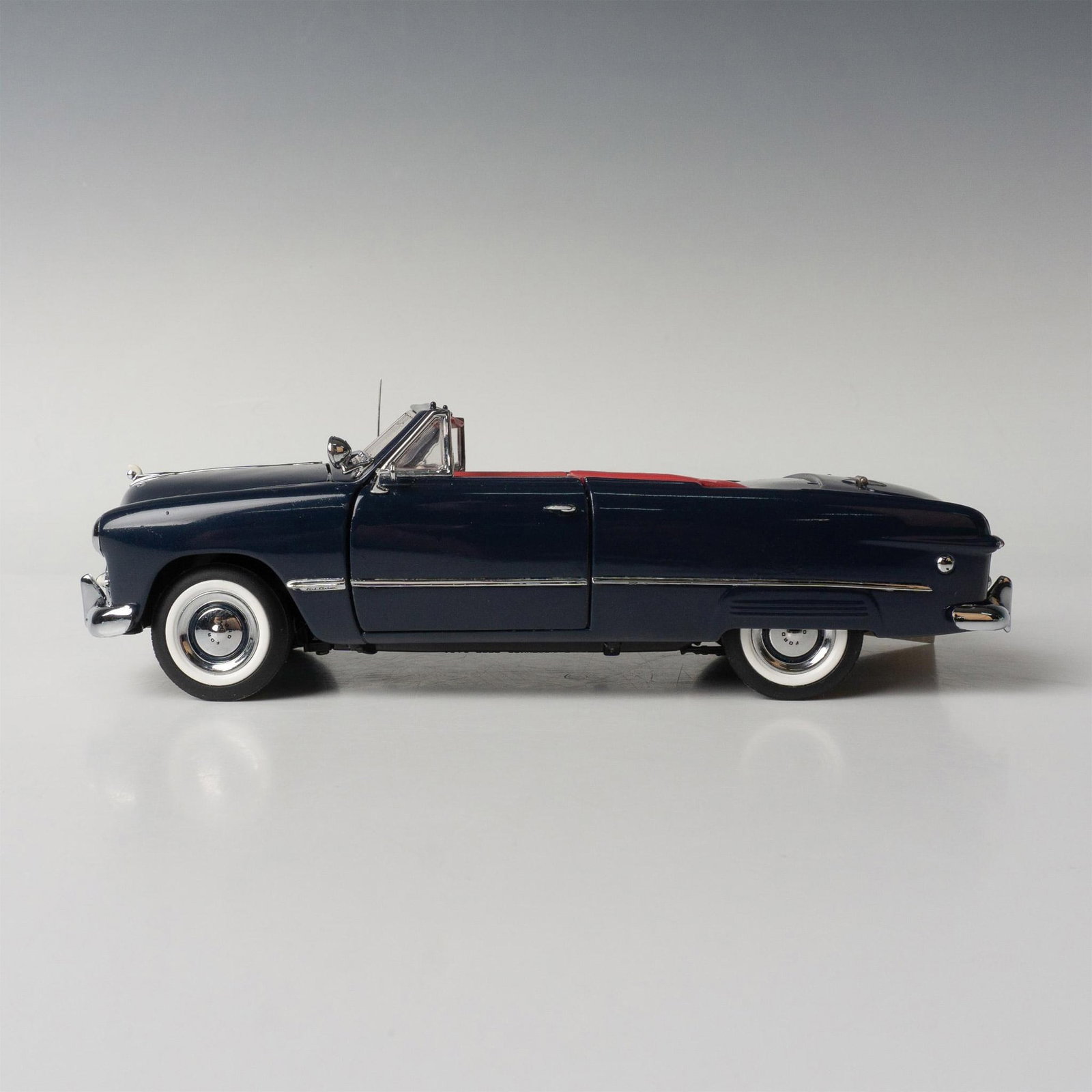 Franklin Mint 1949 Ford Custom Convertible Model Car (1 of 11)