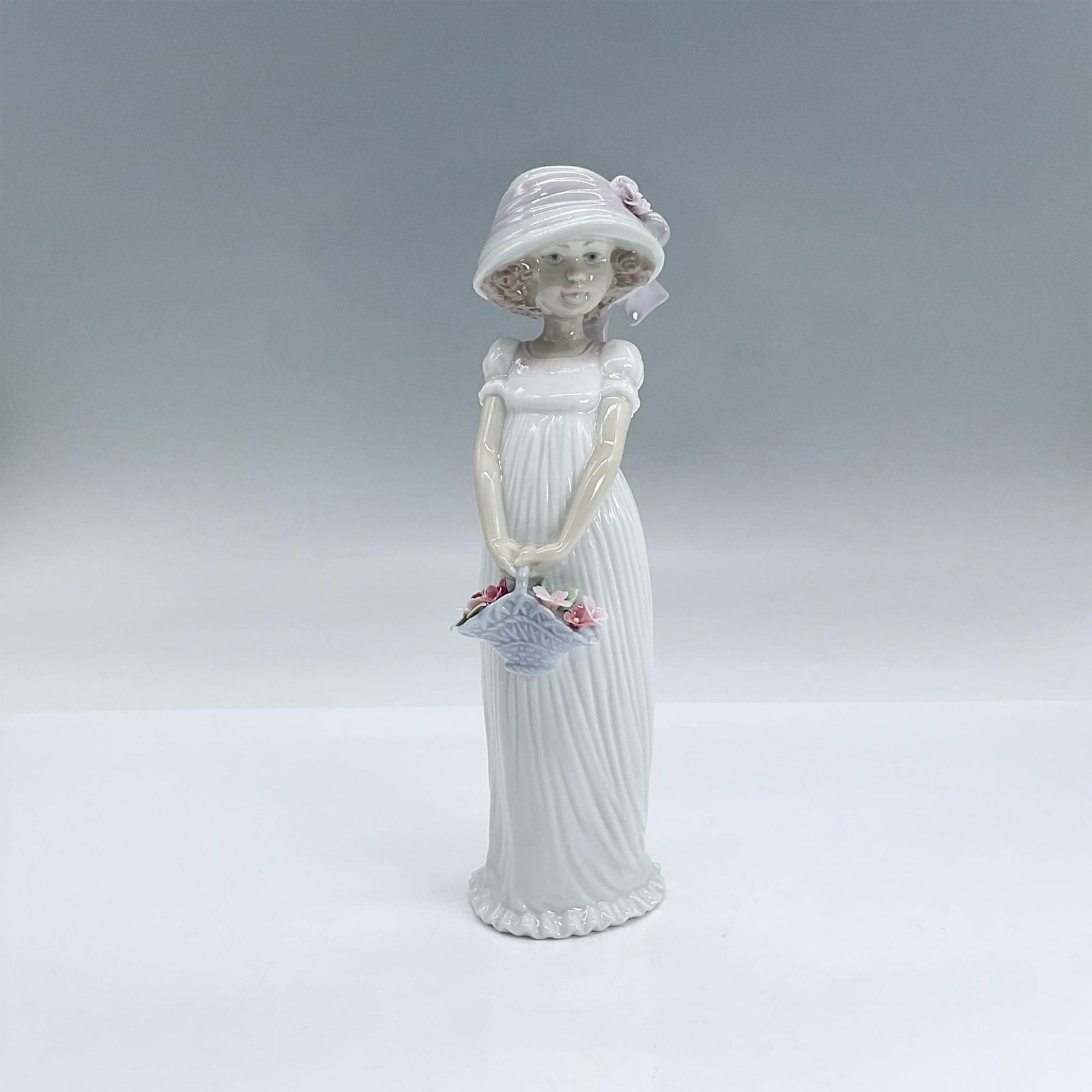 Little Lady 8022 - Lladro Porcelain Figurine (1 of 4)