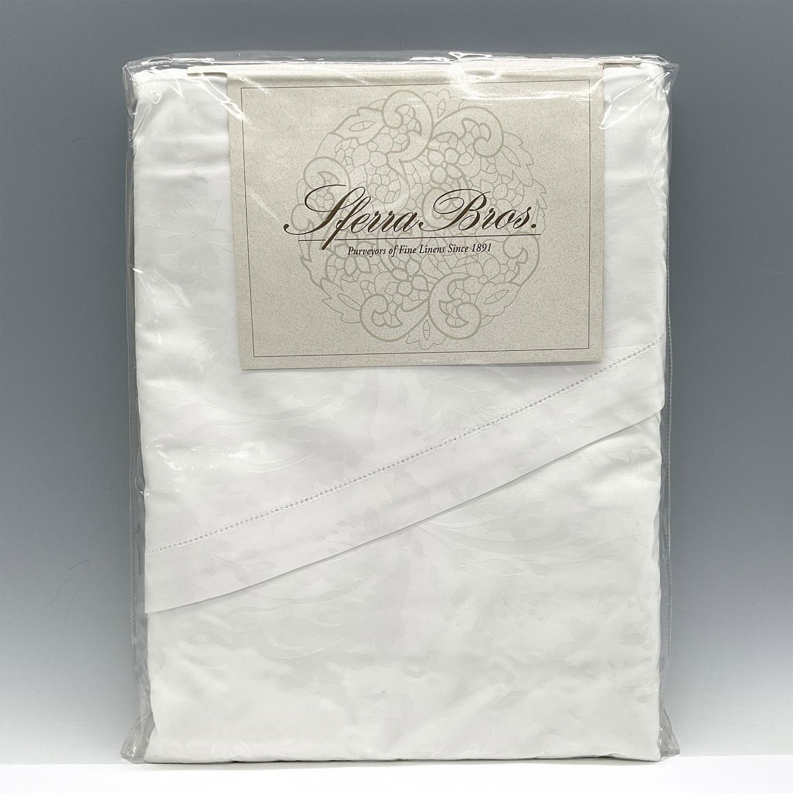 Sferra Bros. Egyptian Cotton Round Tablecloth (1 of 2)