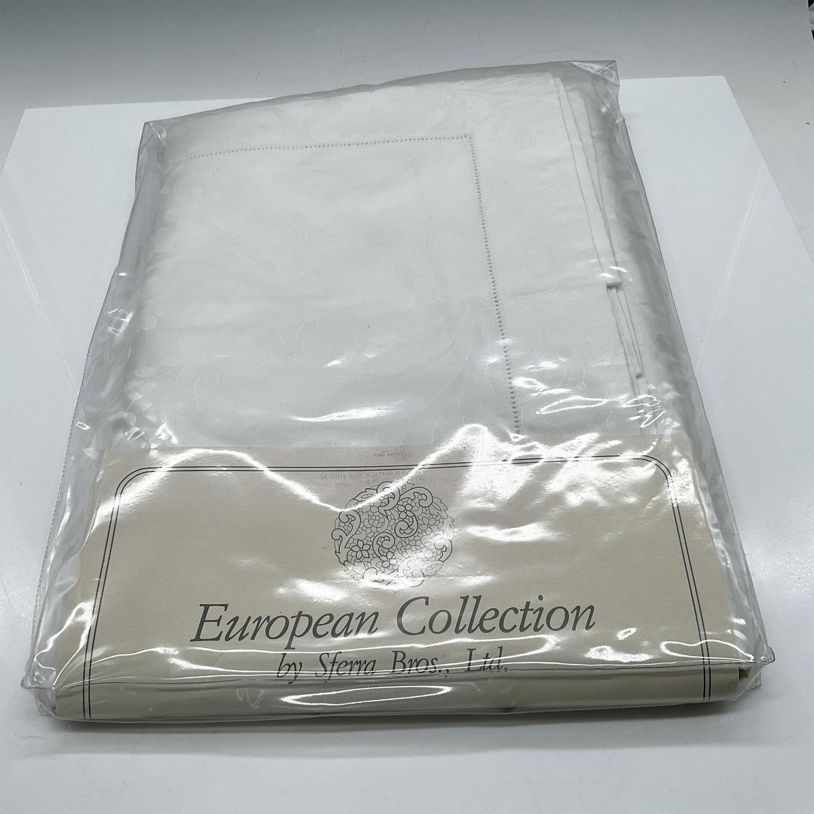 Sferra Bros. European Collection Oblong Tablecloth (1 of 3)
