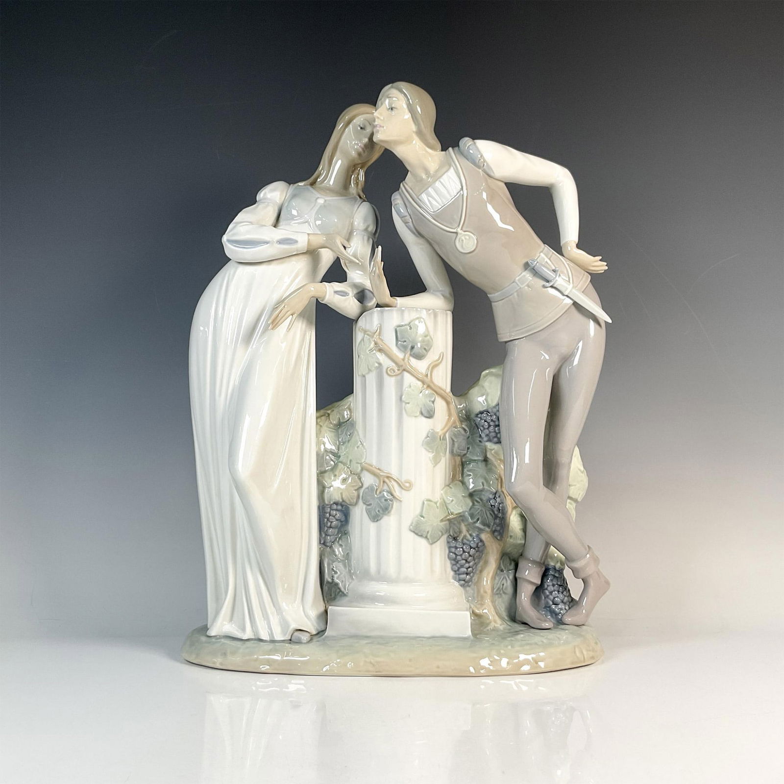 Romeo and Juliet 1004750 - Lladro Porcelain Figurine (1 of 6)