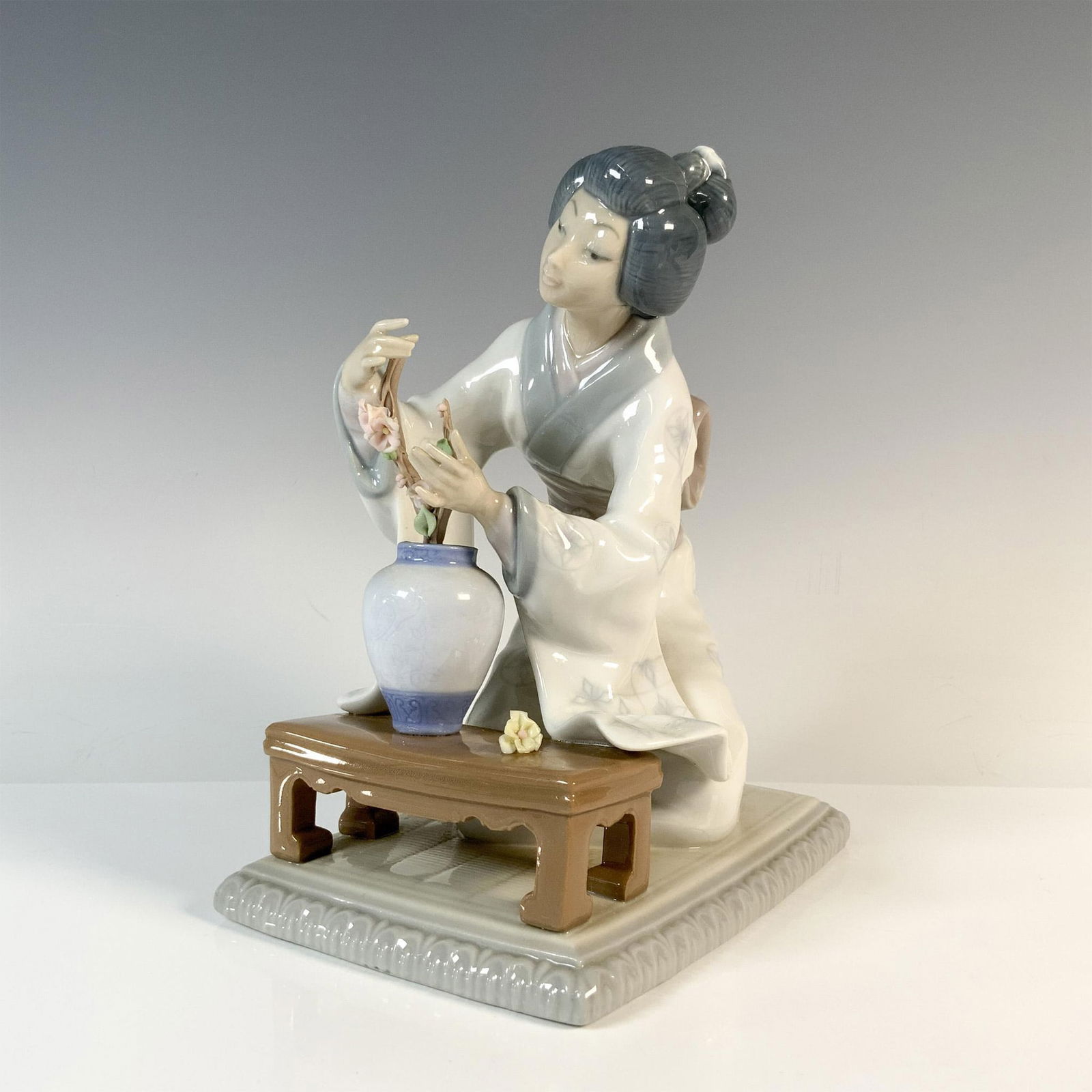 Oriental Girl 1004840 - Lladro Porcelain Figurine (1 of 3)