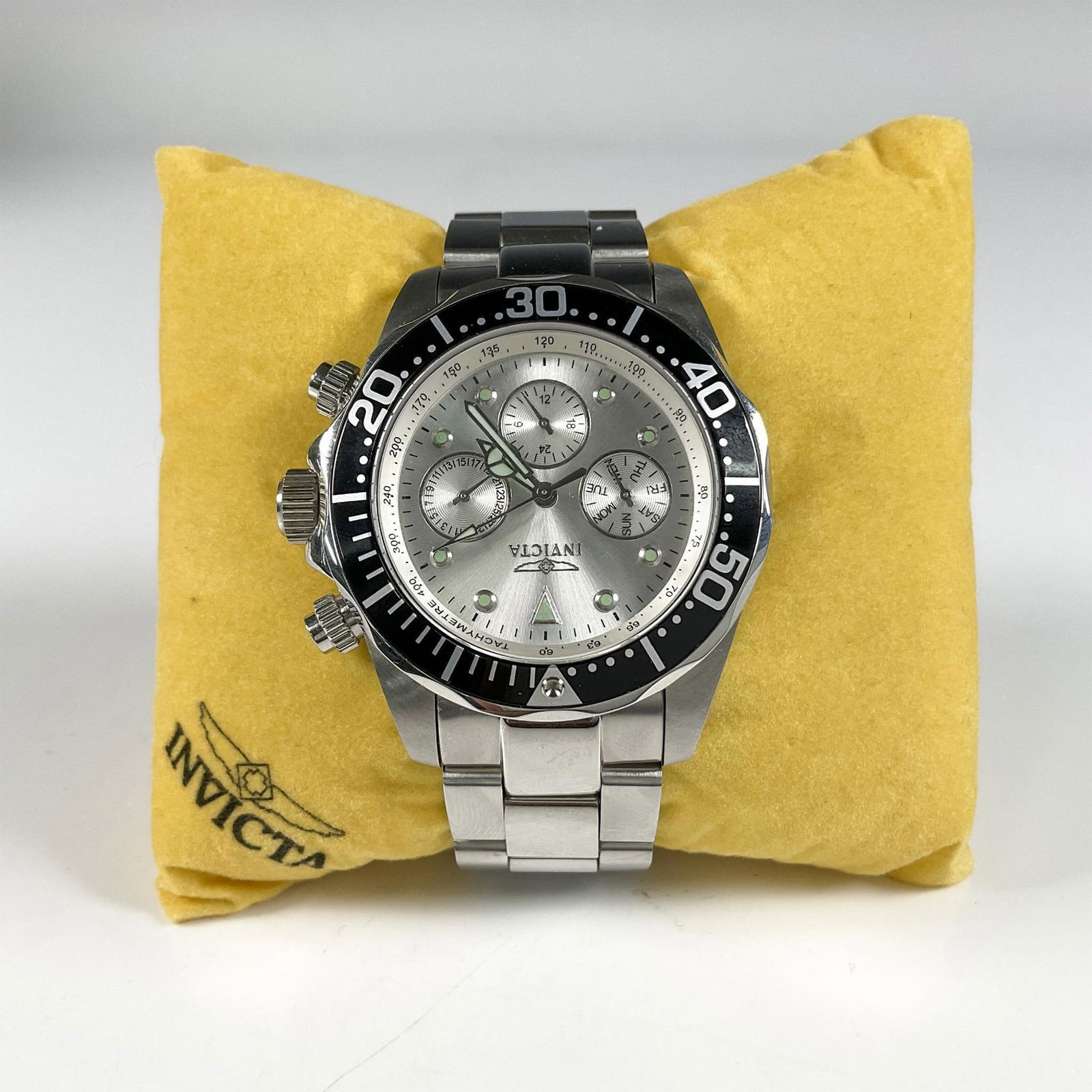 Invicta 2924 Sapphire Crystal Watch: This timeless stainless steel watch has a beautiful navy boarder, with teal markings on the face. This item has its original box 6"L x 4.5"W x 3"H. Issued: 21st century Dimensions: 10"L x 1.5"W Manufa