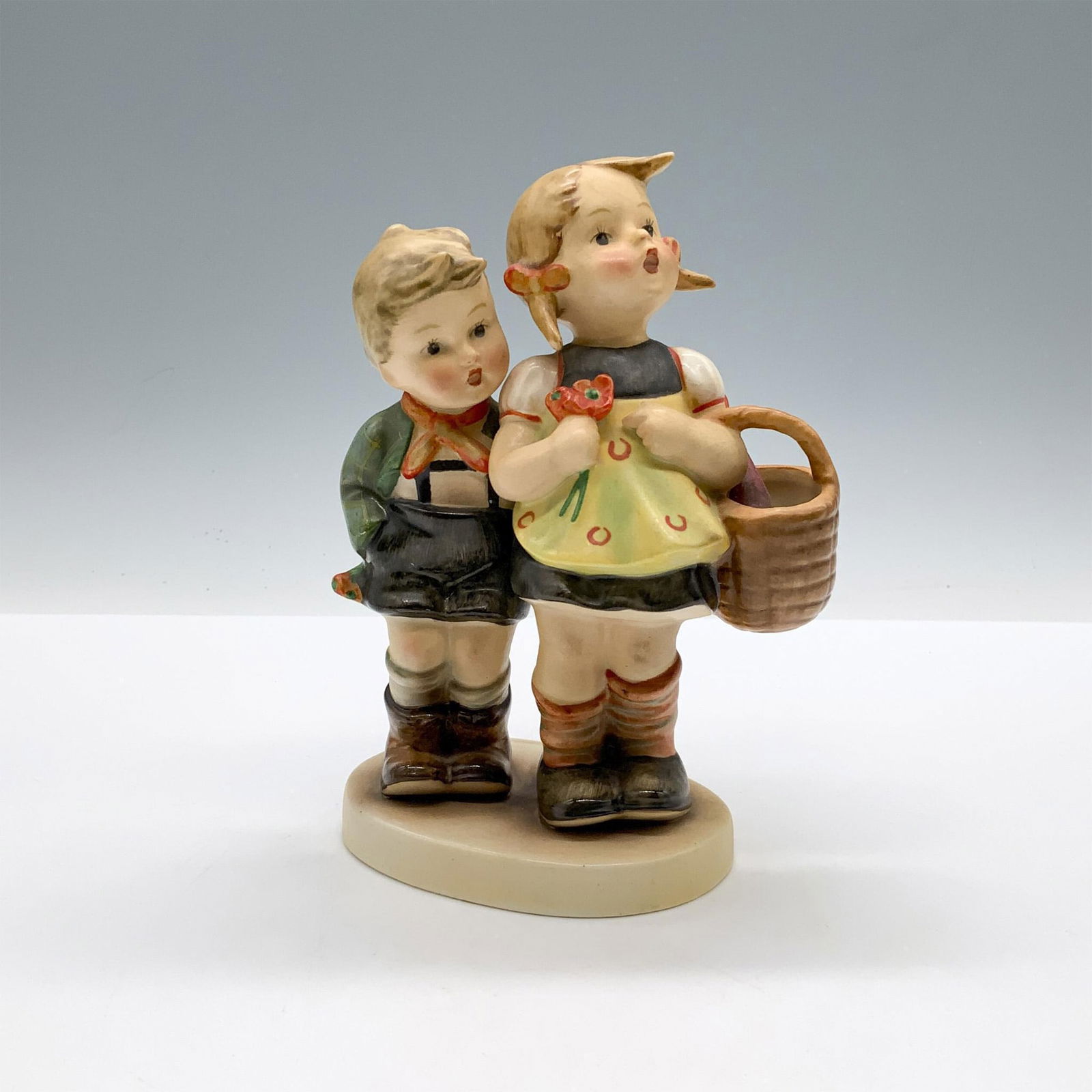 Goebel Hummel Porcelain Figurine, To Market HUM49/0 (1 of 3)