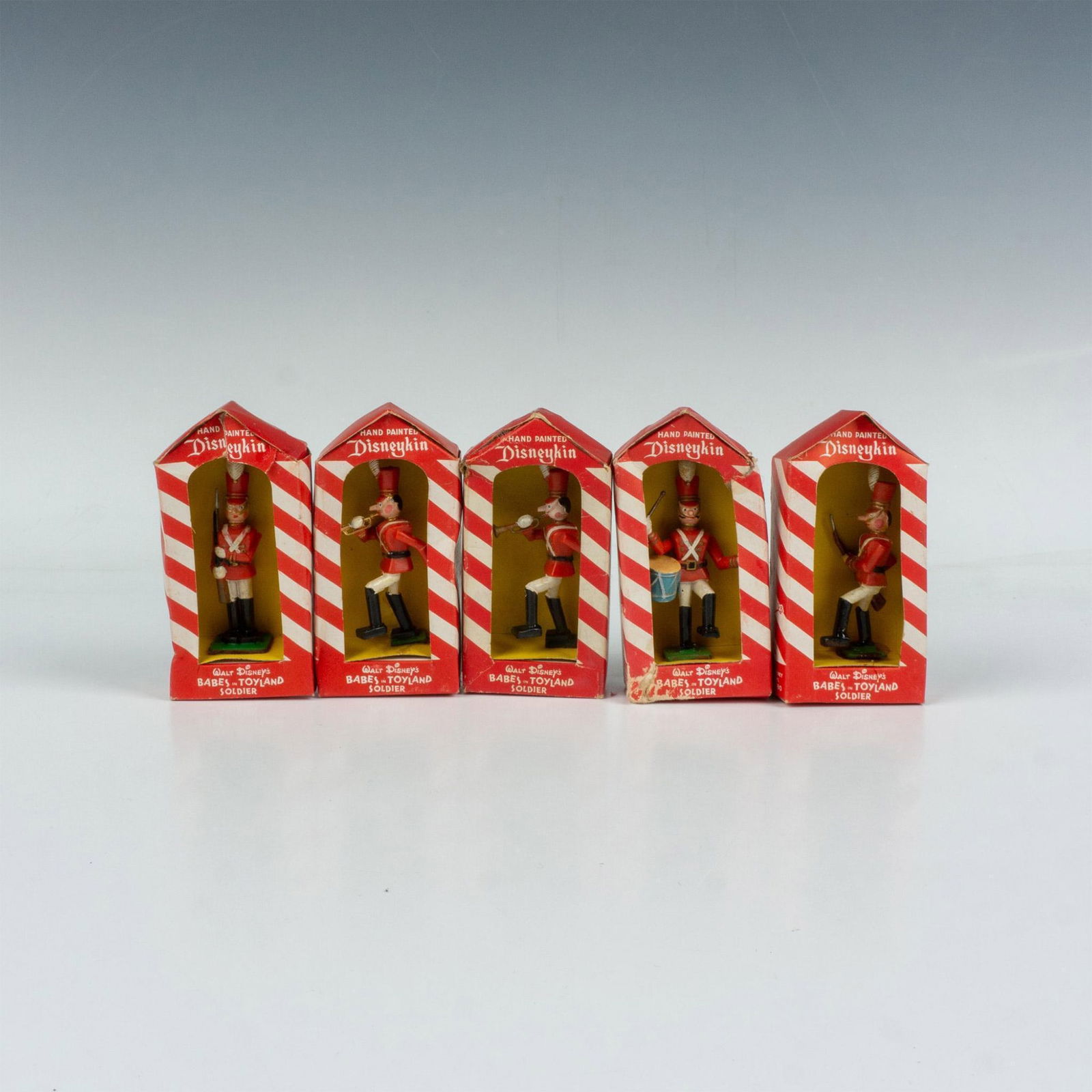 5pc Marx Toys Disneykin Babes in Toyland Soldier Figures: A vintage collection hand painted plastic Walt Disney toy soldier figures. Includes 1 with a drum, 1 standing with a rifle, 1 marching with a rifle, and 2 with a horn. Each toy are in original Marx Di