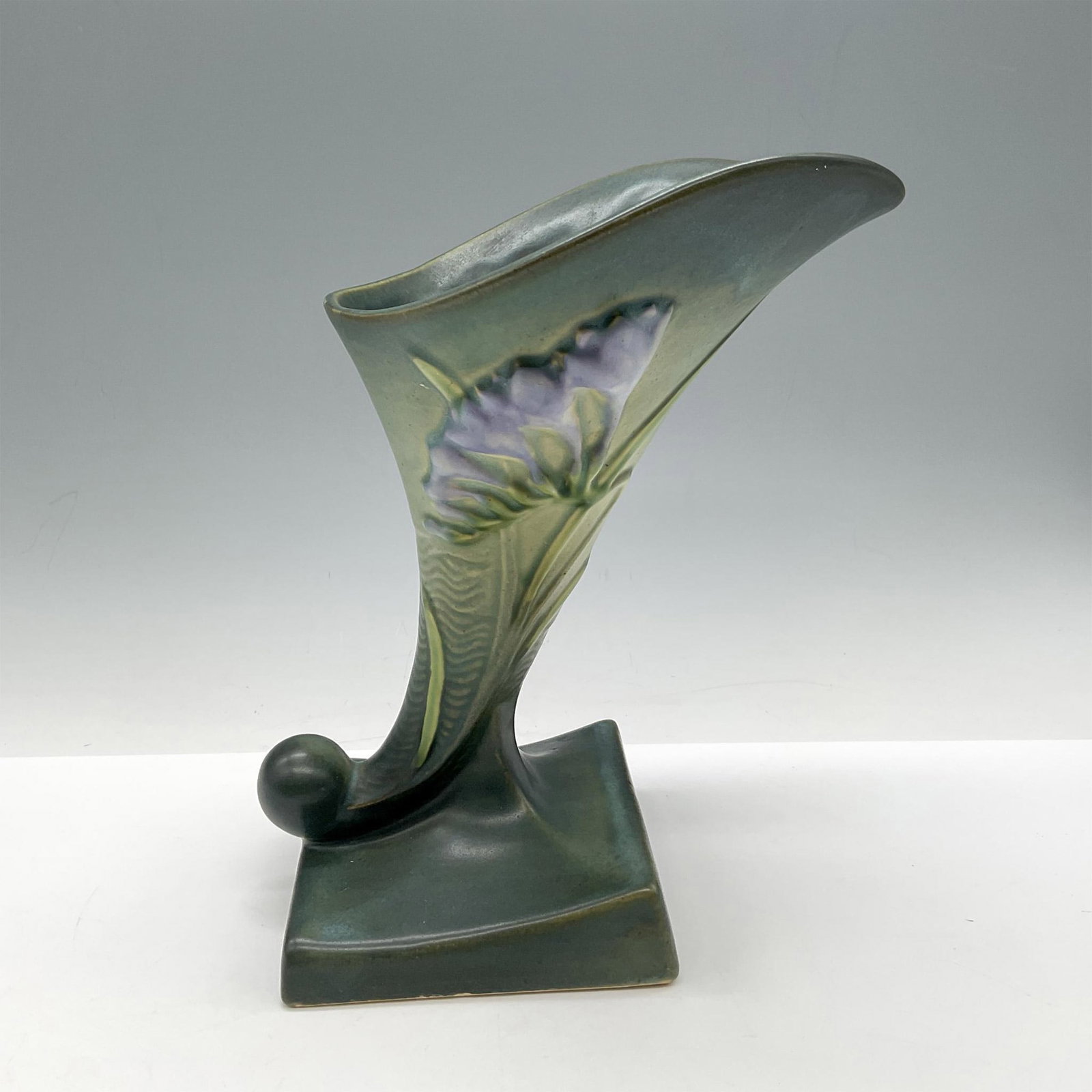 Roseville Pottery Freesia Cornucopia Vase, Green (1 of 4)