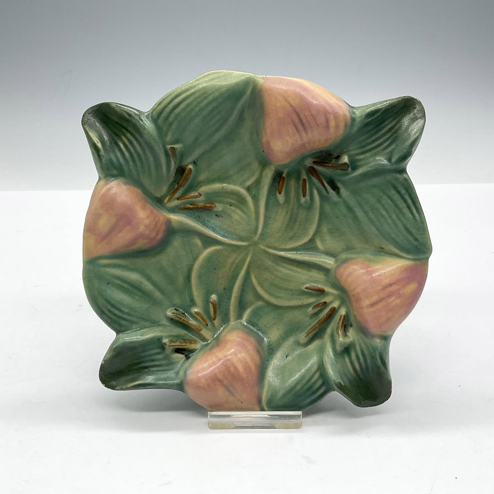 Vintage Roseville Pottery Zephyr Lily Ashtray, Green: Design is leaves with flower. Colored in dark green with rose colored florals. Unmarked. Issued: c. 1946 Dimensions: 5.5"L x 5.5"W x 1"H Manufacturer: Roseville Country of Origin: United States
