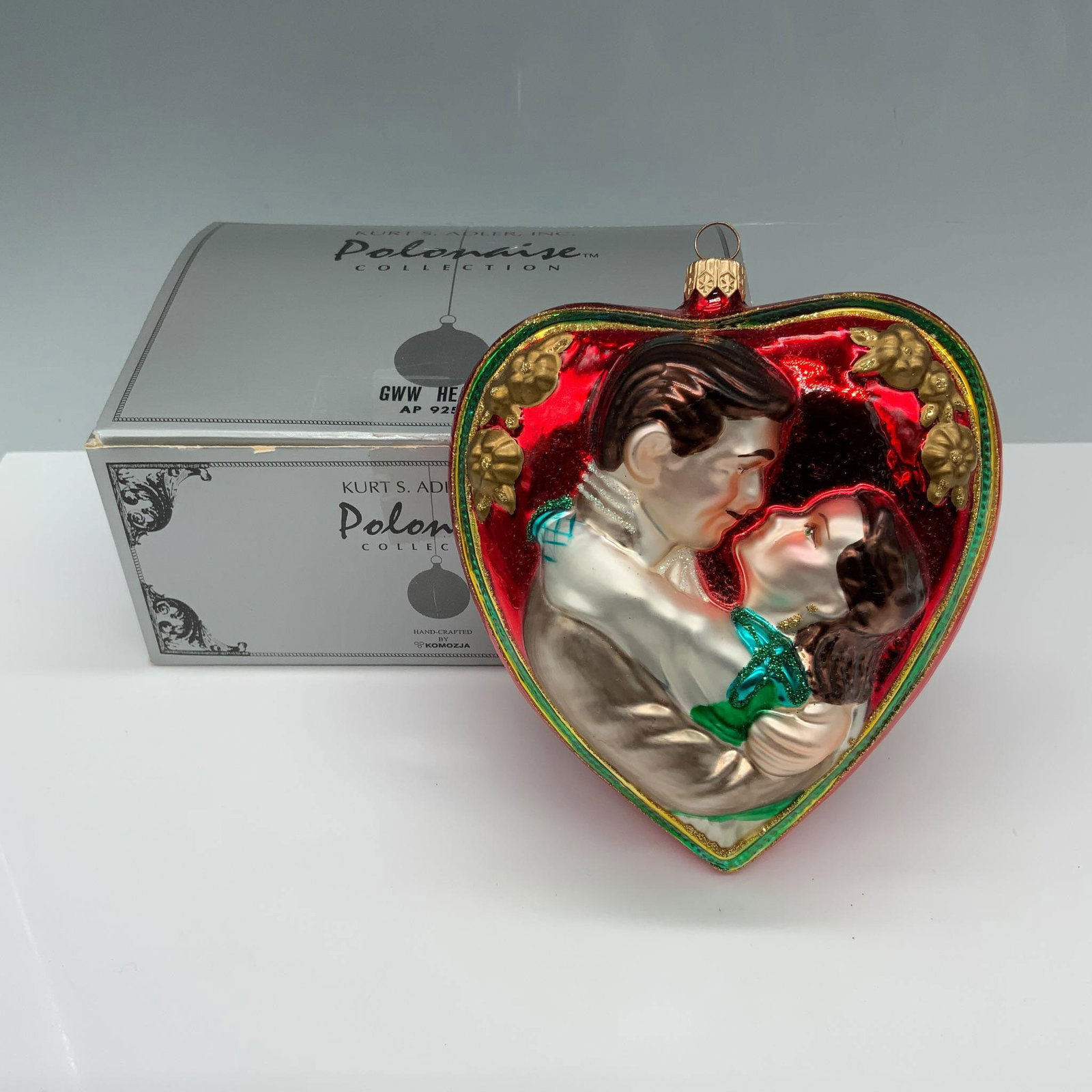 Kurt Adler Polonaise Gone with the Wind Glass Ornament: Gorgeous scarlet heart decorated with a classic movie scene. This item has its original box 4.75"L x 2.75"W x 6.25"H. Issued: 1998 Dimensions: 4.75"L x 2.25"W x 5.5"H Manufacturer: Kurt Adler Country 