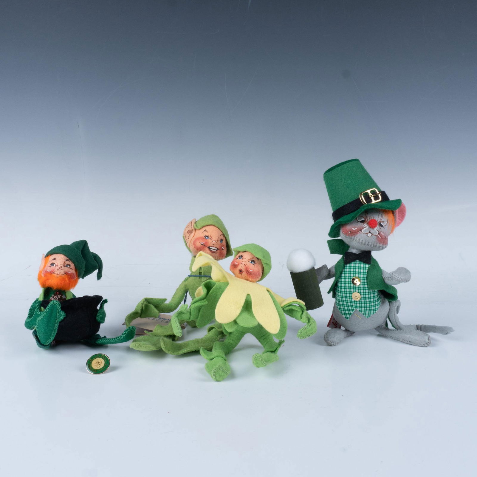 5pc Annalee Soft Sculp Dolls and a Pin (1 of 5)