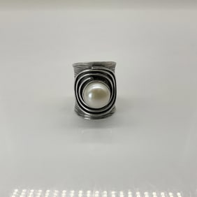 Sterling Silver Ring with Pearl.