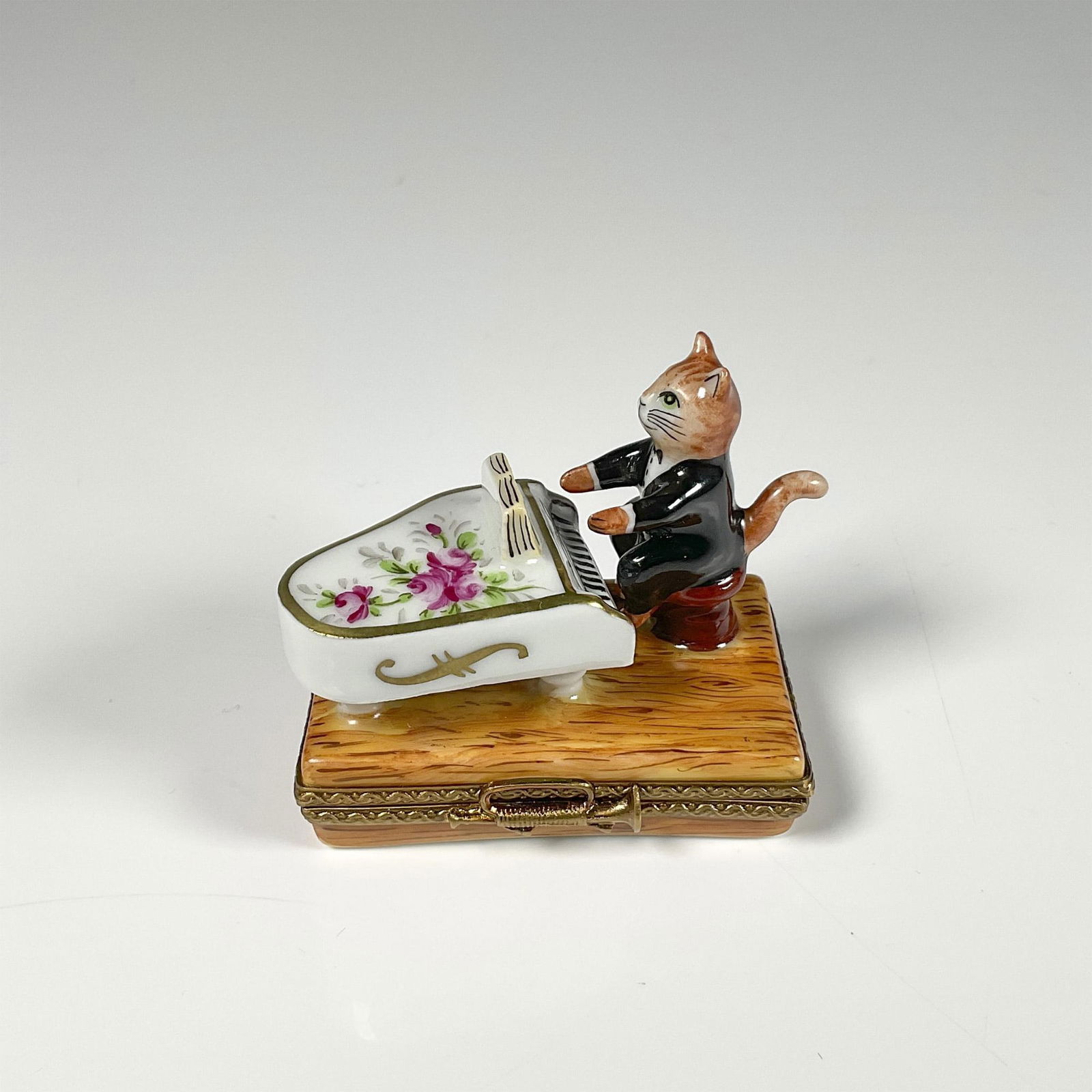 Marquise de Pompadour Limoges French Box, Cat Playing Piano: A sophisticated box featuring an orange cat playing the piano, creating an amusing and happy atmosphere. Marquise de Pompadour backstamp. This item includes the original box: 4"L x 4"W x 3"H. Dimensio
