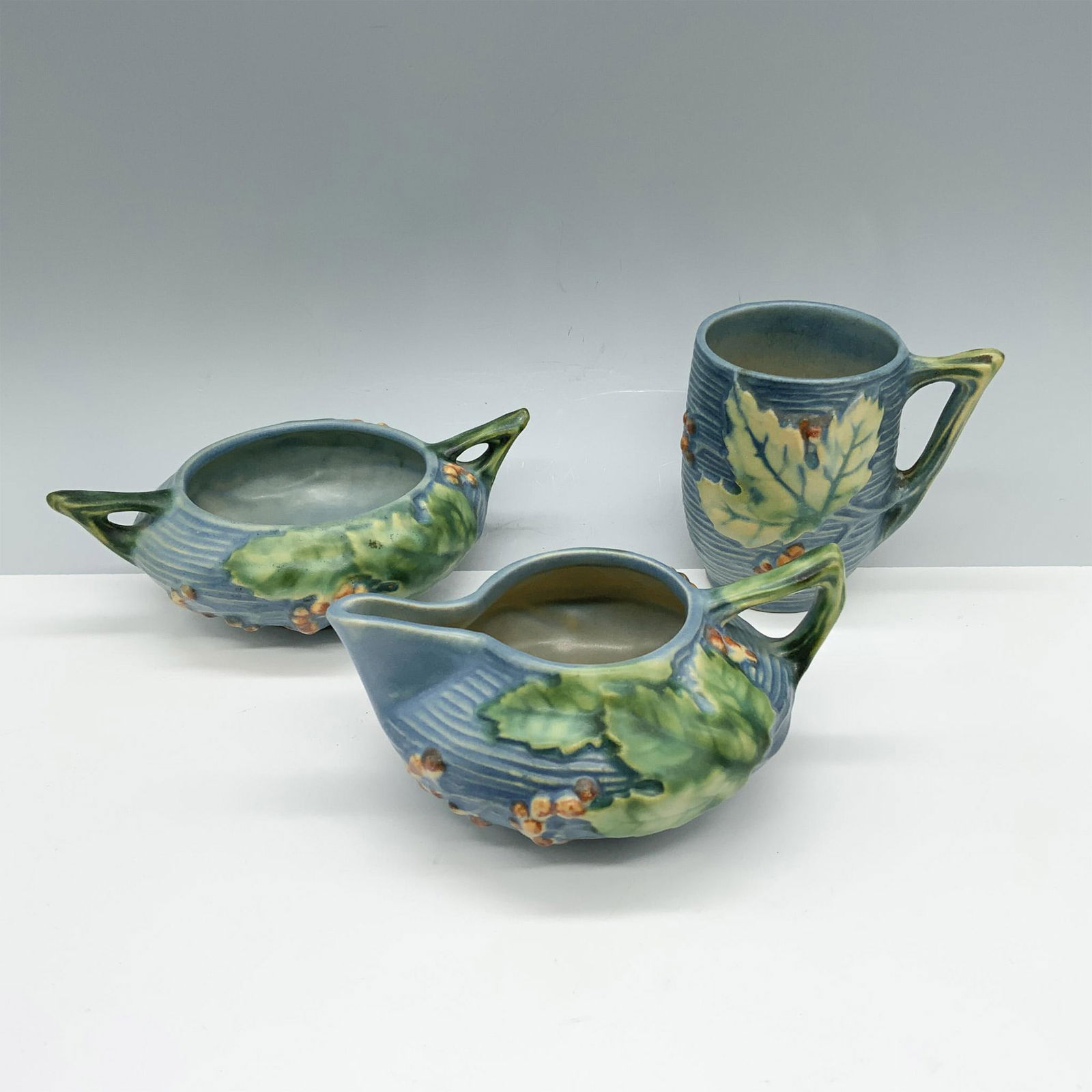 3pc Roseville Pottery Sugar Bowl, Creamer, Mug, Bushberry (1 of 3)