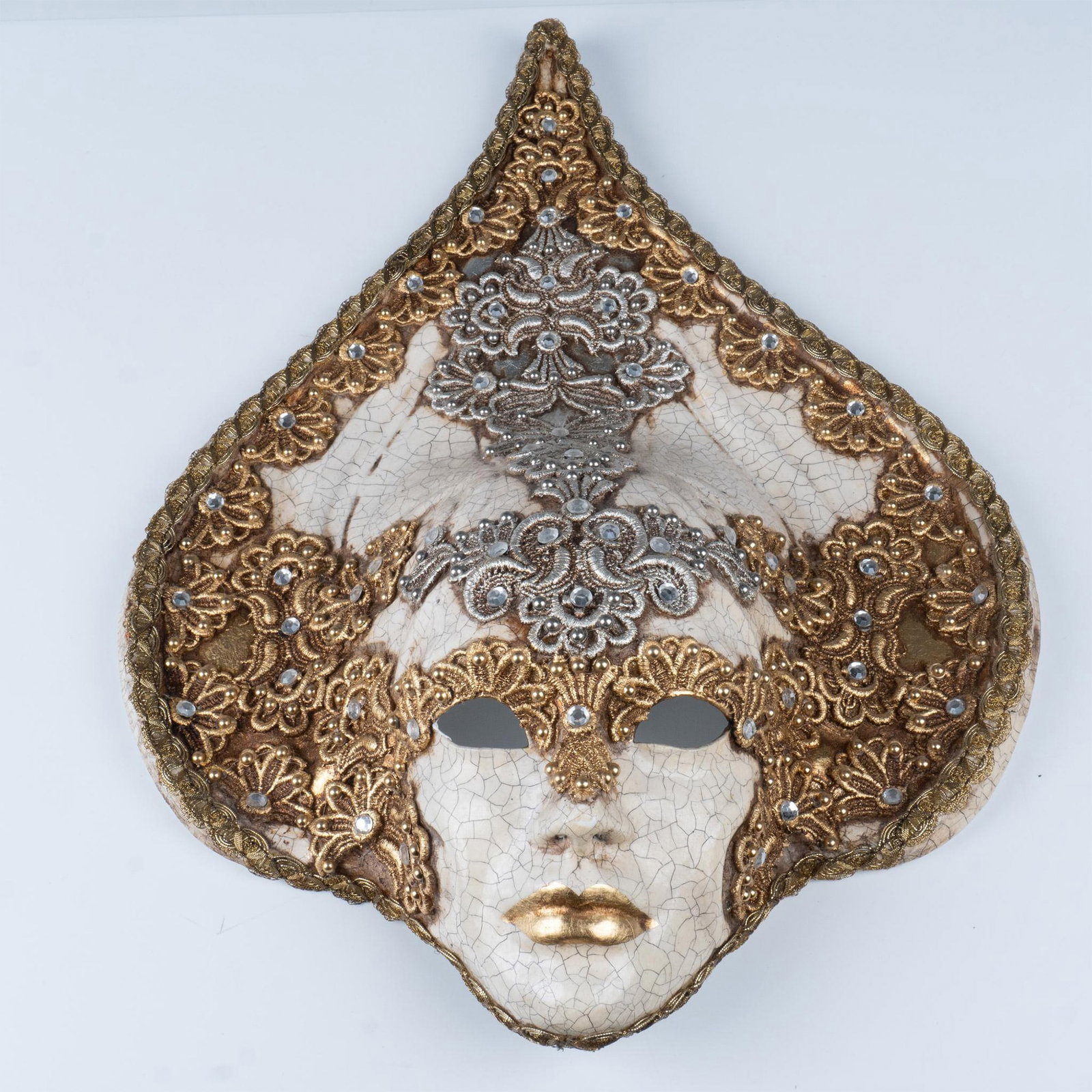 Si Lucia Venetian Goccia Macame Crackle Mask: Stunning decorazioni papier mache ball mask with embroidery and accented with rhinestones. Si Lucia backstamp and tag. Made in Italy Sticker. Issued: 20th century Dimensions: 15.5"L x 5.5"W x 22"H Man