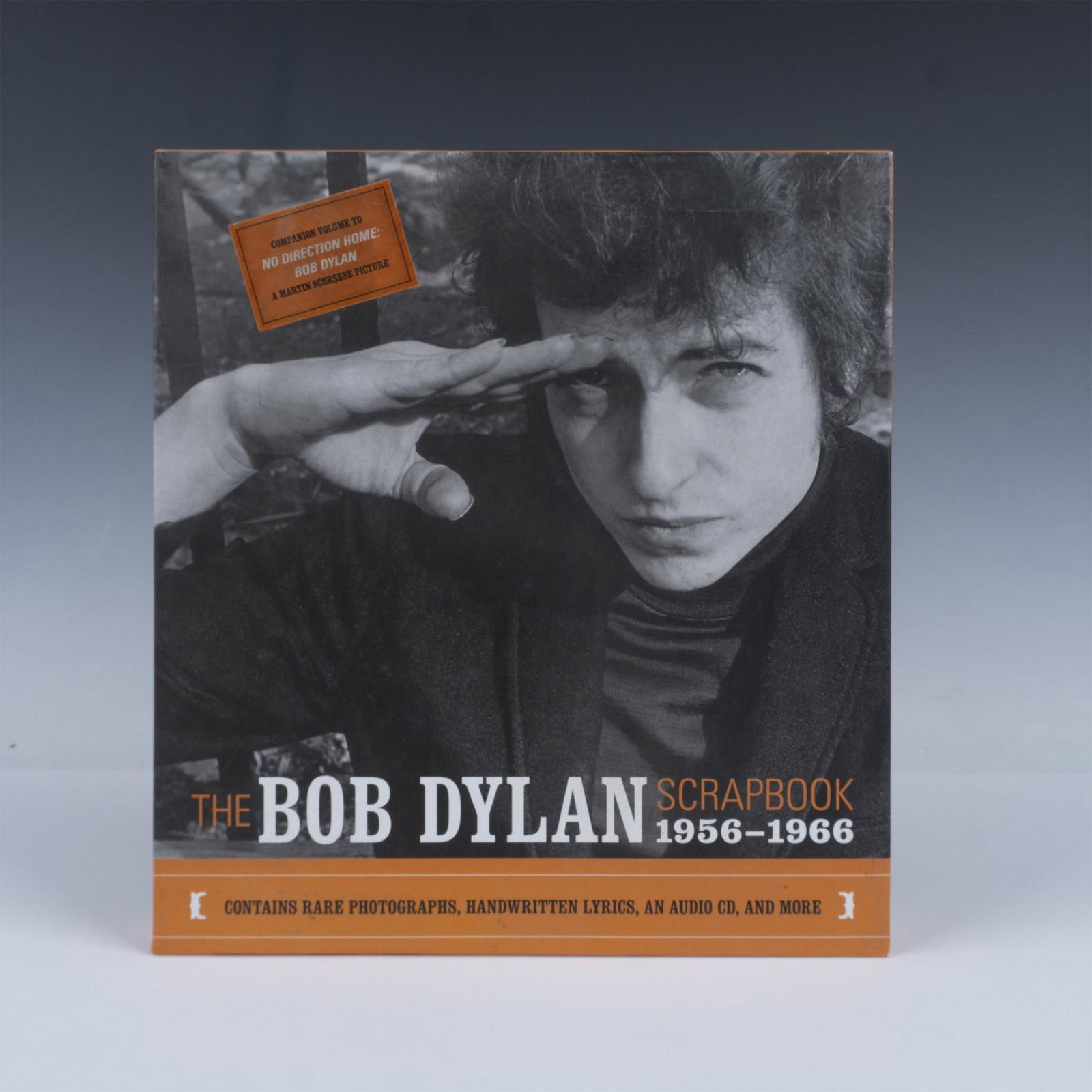 Robert Santelli Hardcover Book, The Bob Dylan Scrapbook: Published by Simon & Schuster on 2005. Titled: The Bob Dylan Scrapbook, 1956 - 1966. A 64 page slipcase scrapbook of rare photographs, documents, memorabilia, audio and insightful content about the mu