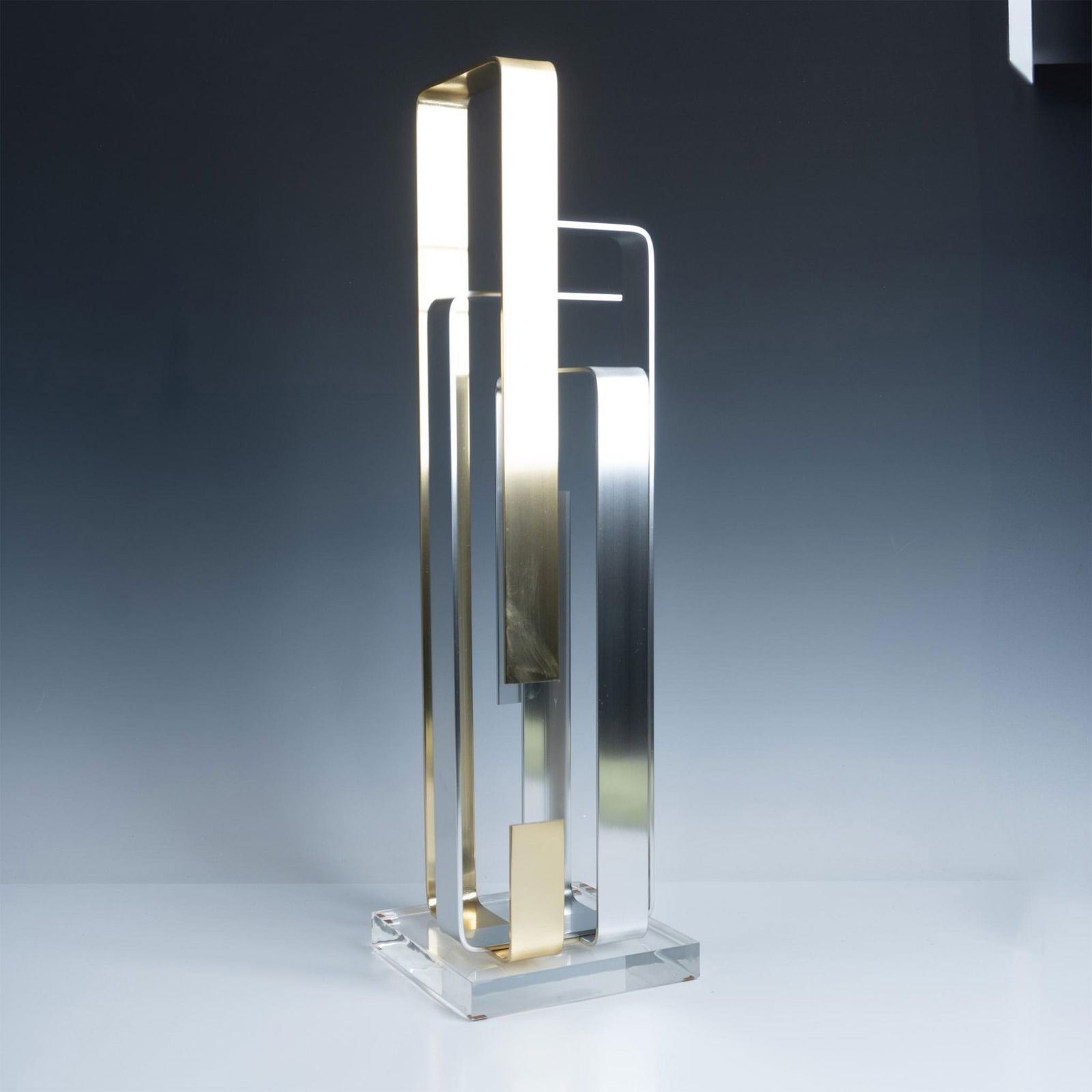 Dan Murphy (American, 20th Century) Art Sculpture, Signed: Stunning art piece with bent silver and gold toned aluminum elements to create a modern look. Artist signed and dated. Artist: Dan Murphy Issued: c. 1980 Dimensions: 6.75"L x 6.75"W x 23.5"H Manufactu