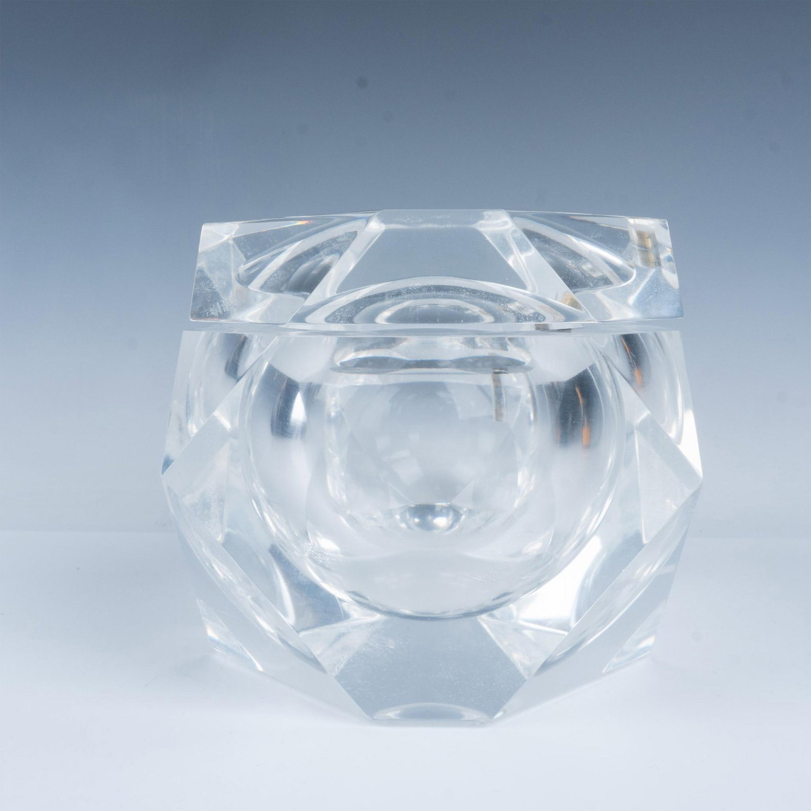 Vintage Lucite Ice Bucket With Lid: Faceted ice bucket with attached swiveling lid. Issued: 20th century Dimensions: 7"dia x 6"H