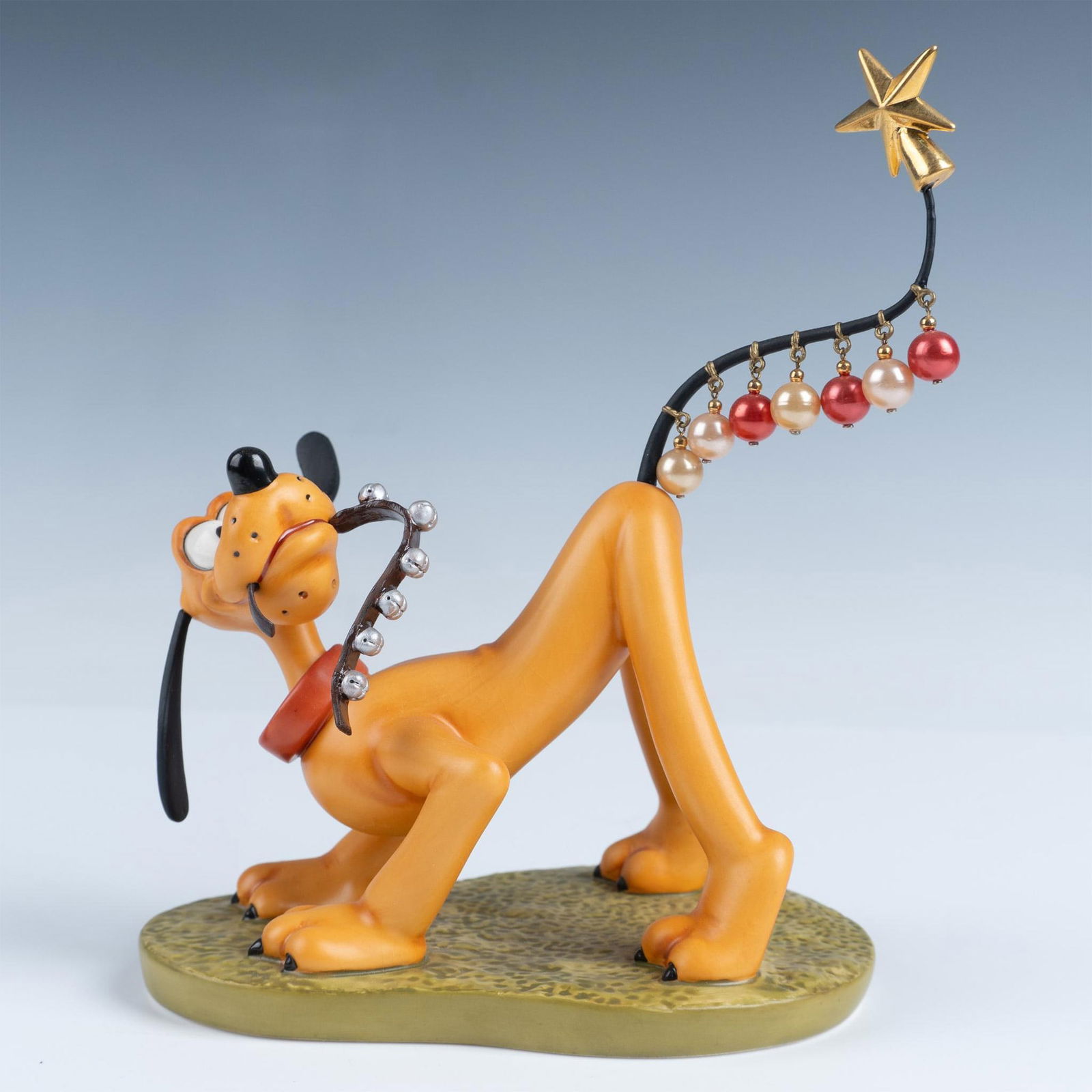 Walt Disney Classics Figurine & Coin, Pluto Helps Decorate (1 of 6)