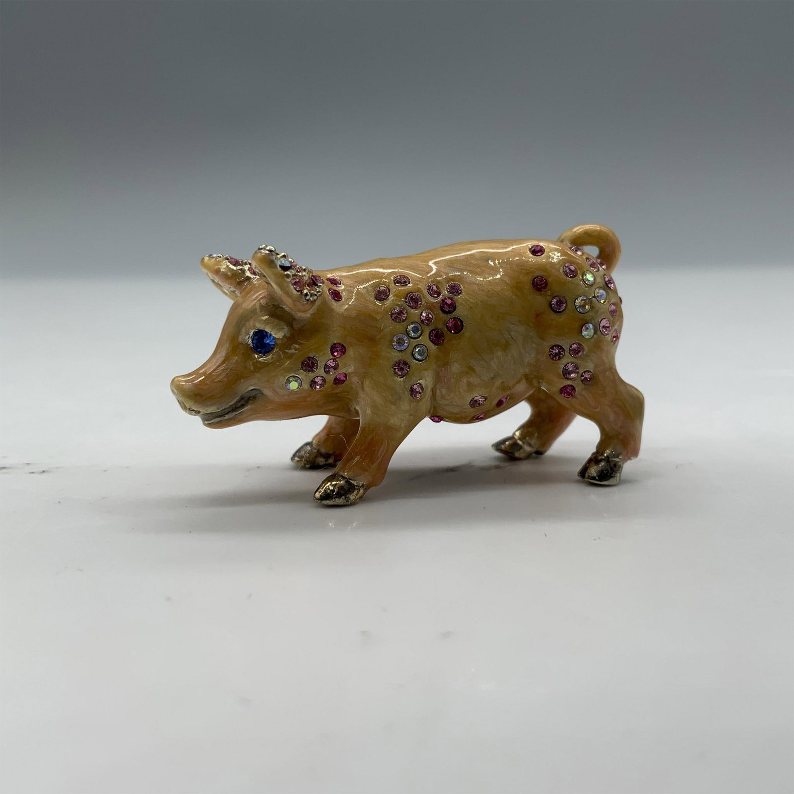 Jay Strongwater Rare Miniature Pig Figurine: Beautiful tiny pig figurine with enamel and colorful crystals. Jay Strongwater stamp on the belly. Dimensions: 1.75"L x 0.75"W x 1"H Manufacturer: Jay Strongwater Country of Origin: United States