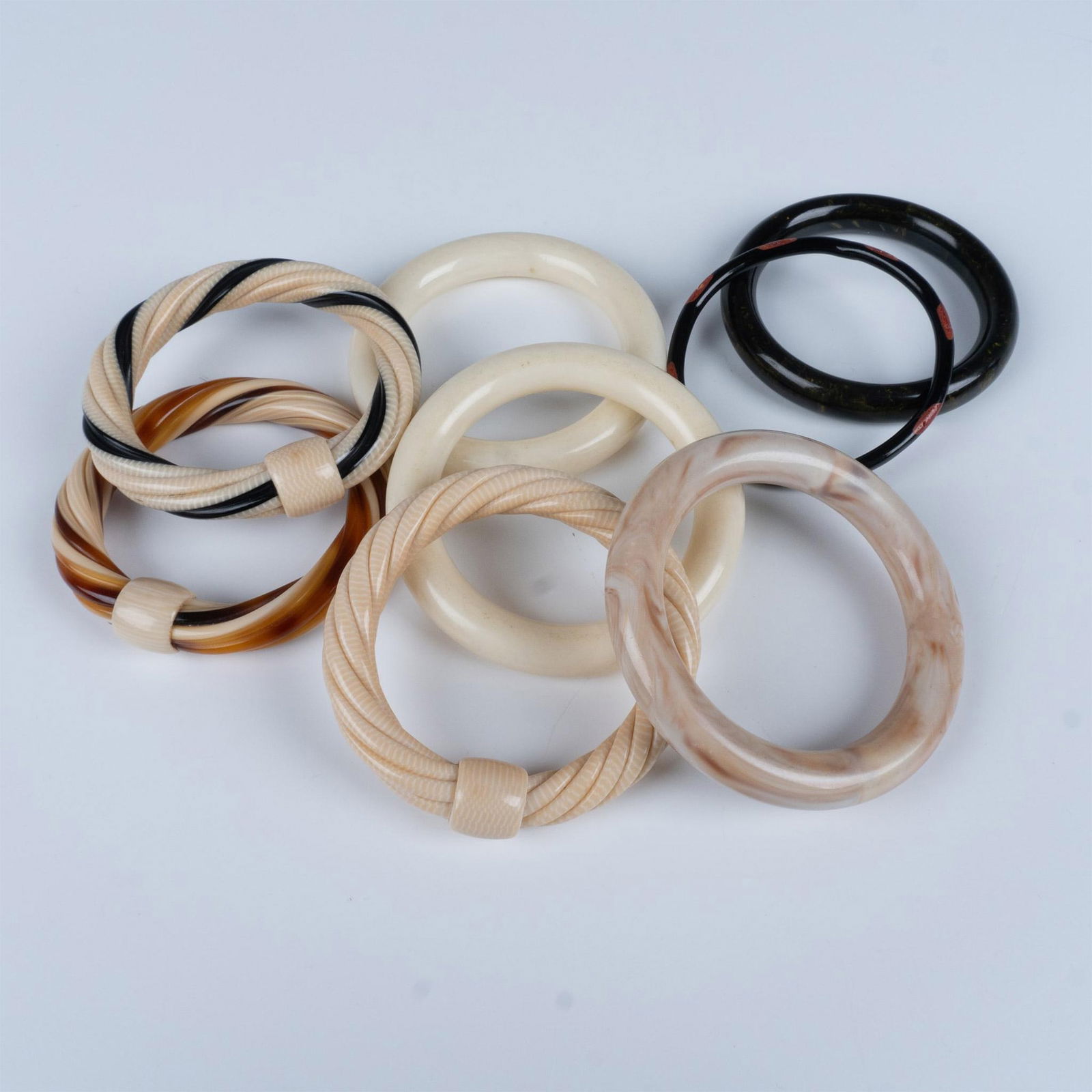 8pc Vintage Acrylic and Celluloid Bangles: A variety of statement bangles. 3 in the style of Lea Stein. Largest measures 3.5" dia. Issued: 20th century Dimensions: See Description