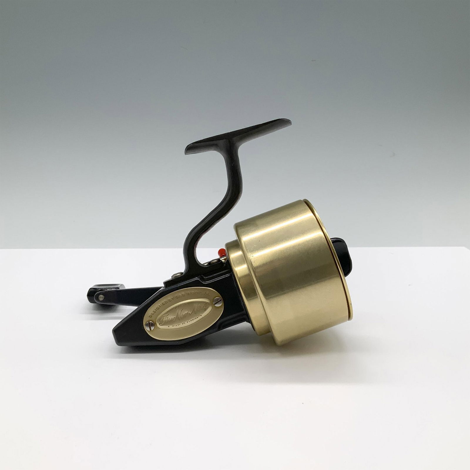 Fin-Nor Gar Wood Jr. No. 4 Spinning Fishing Reel (1 of 4)