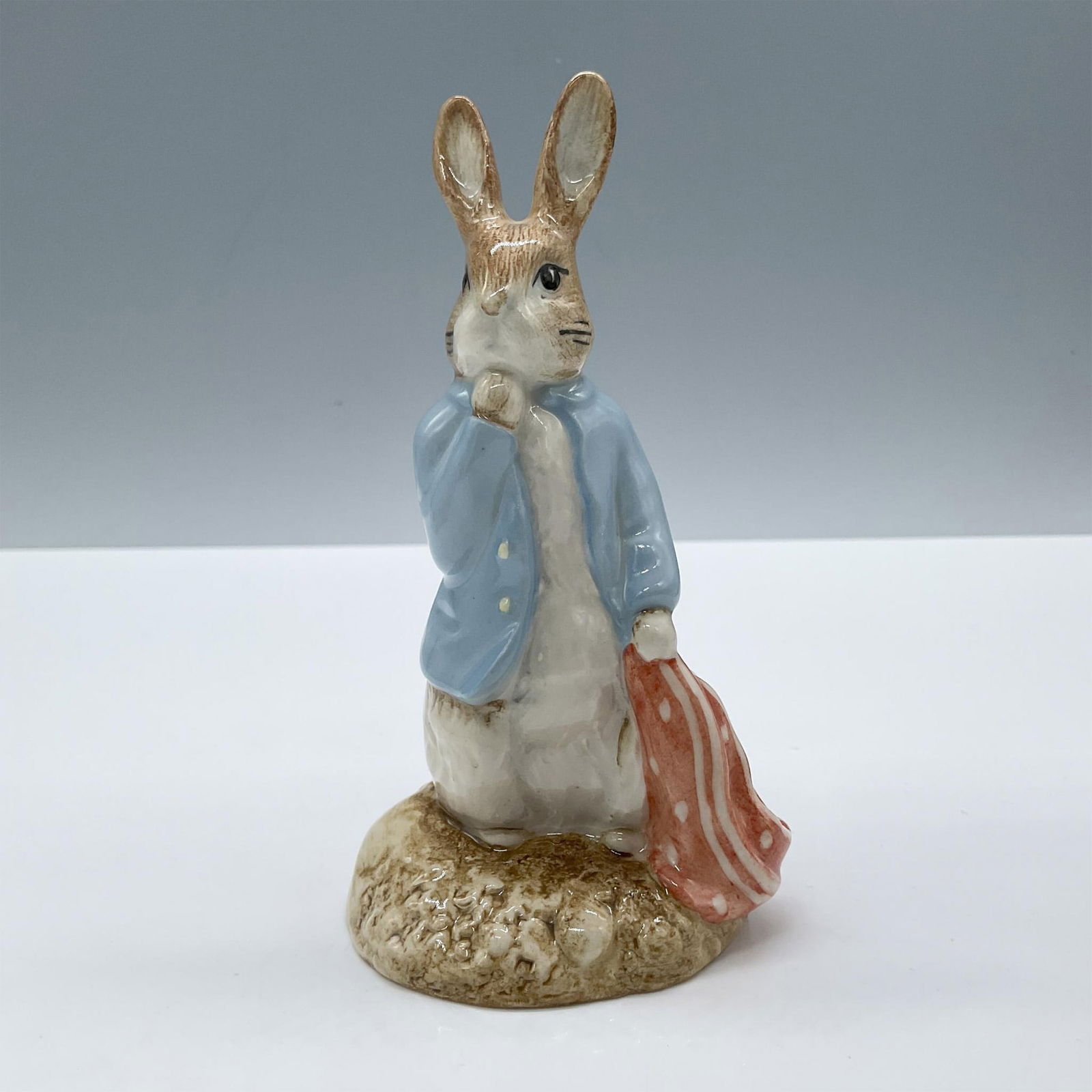 Royal Albert Beatrix Potter Figurine, Peter & Handkerchief (1 of 4)