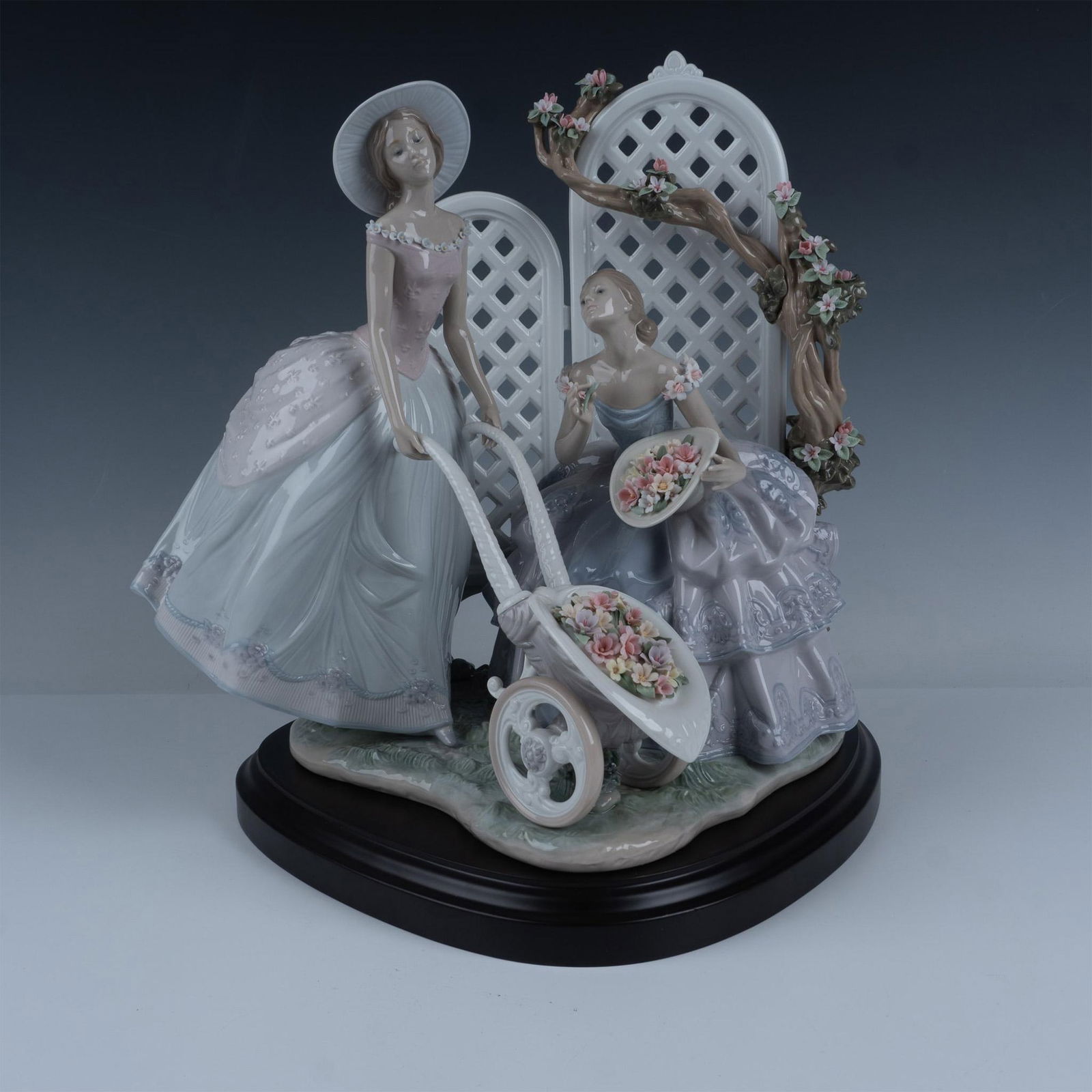 Lladro Porcelain Figurine, Garden of Romance 1001880 (1 of 9)