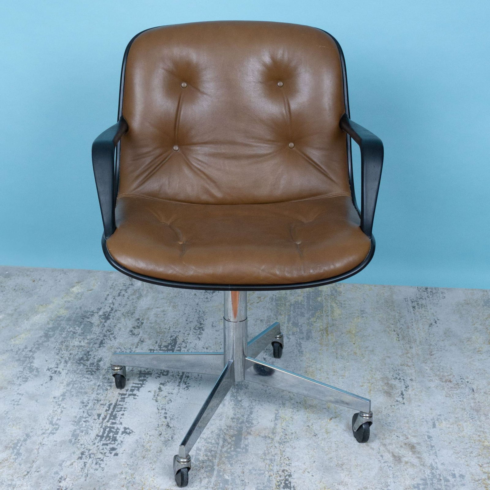 MCM Charles Pollock Steelcase Vinyl Rolling Desk Chair: A timeless Mid-Century Modern office chair designed by Charles Pollock for Steelcase. Renowned for its ergonomic design and sleek aesthetics, this chair features a brown vinyl upholstered seat and arm