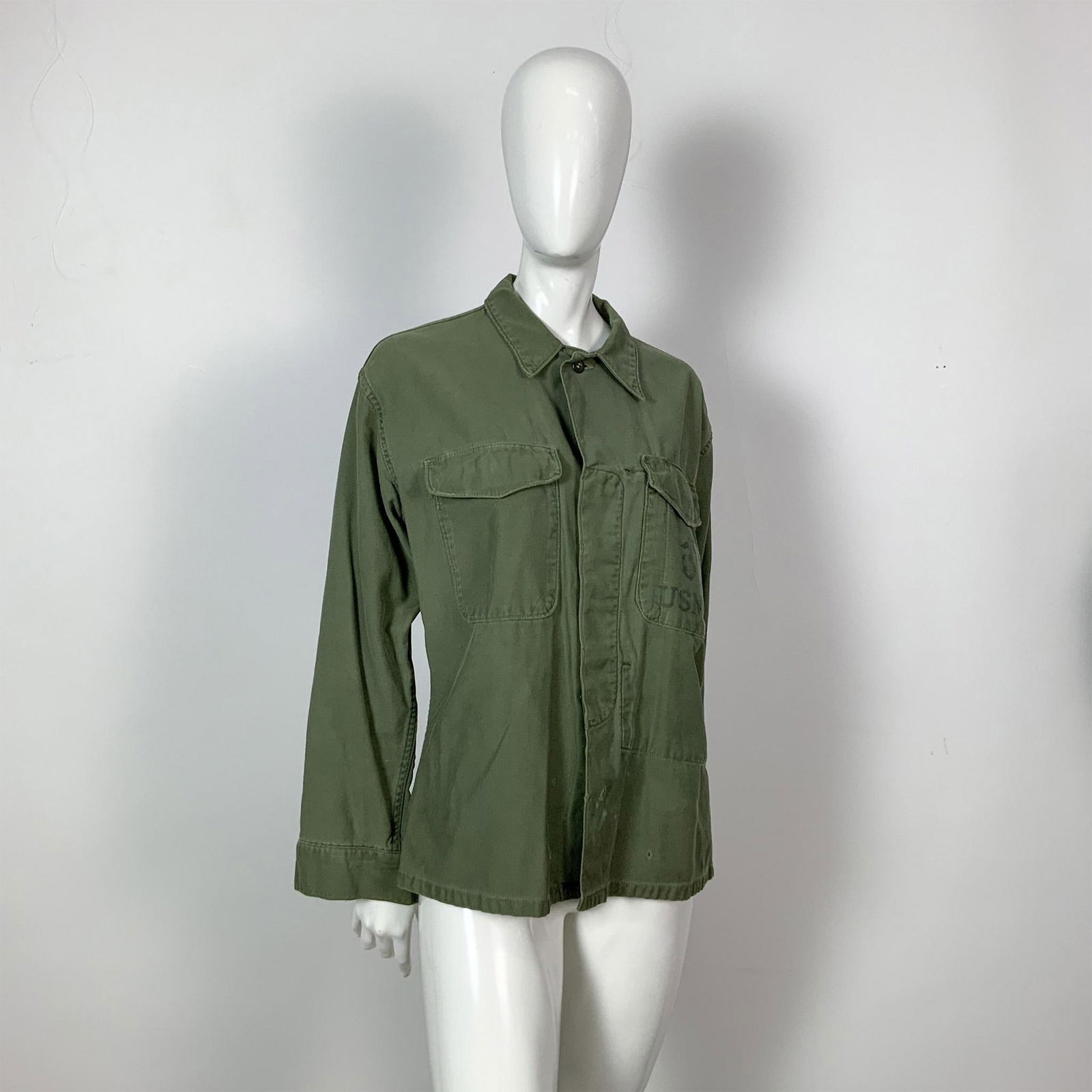 United States Marine Corps Utility Shirt: OD green marine shirt donning the USMC logo on the left chest pocket. Shirt length measures: 28"L. Chest measures: 18"W. Sleeve measures: 21"L. Dimensions: See Description Country of Origin: United St