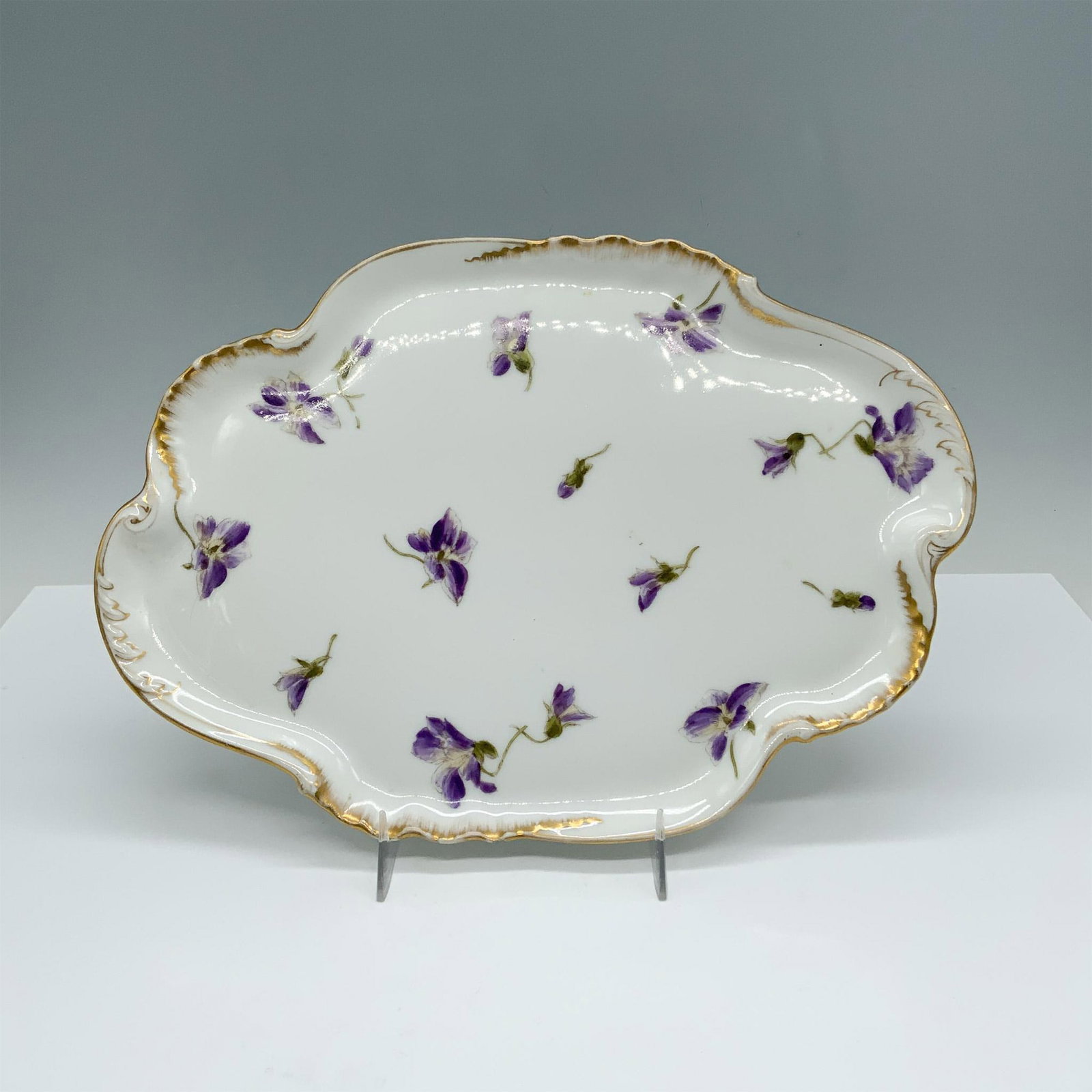 Blanchet, Darras & Minot Limoges Porcelain Tray, Violets: Charming late 19th to early 20th century Limoges porcelain tray, decorated by Blanchet, Darras & Minot and backstamped BDM France. This elegant piece features a delicate hand painted design of violets