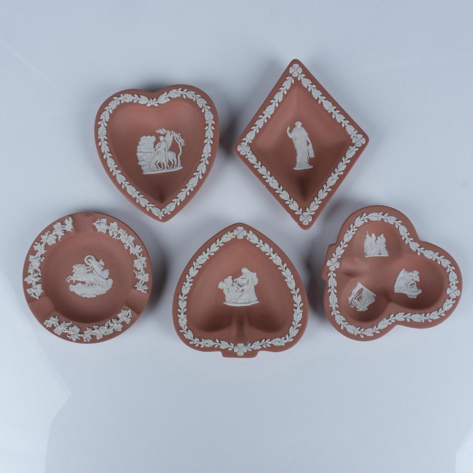 5pc Wedgwood Terracotta Jasperware Bridge Set & Ashtray: A set card-shaped nut trays, and round tobaccian tray in a earthenware color with raised white classical reliefs. In the mid and late 20th century Wedgwood Bridge set were used by friends and family w