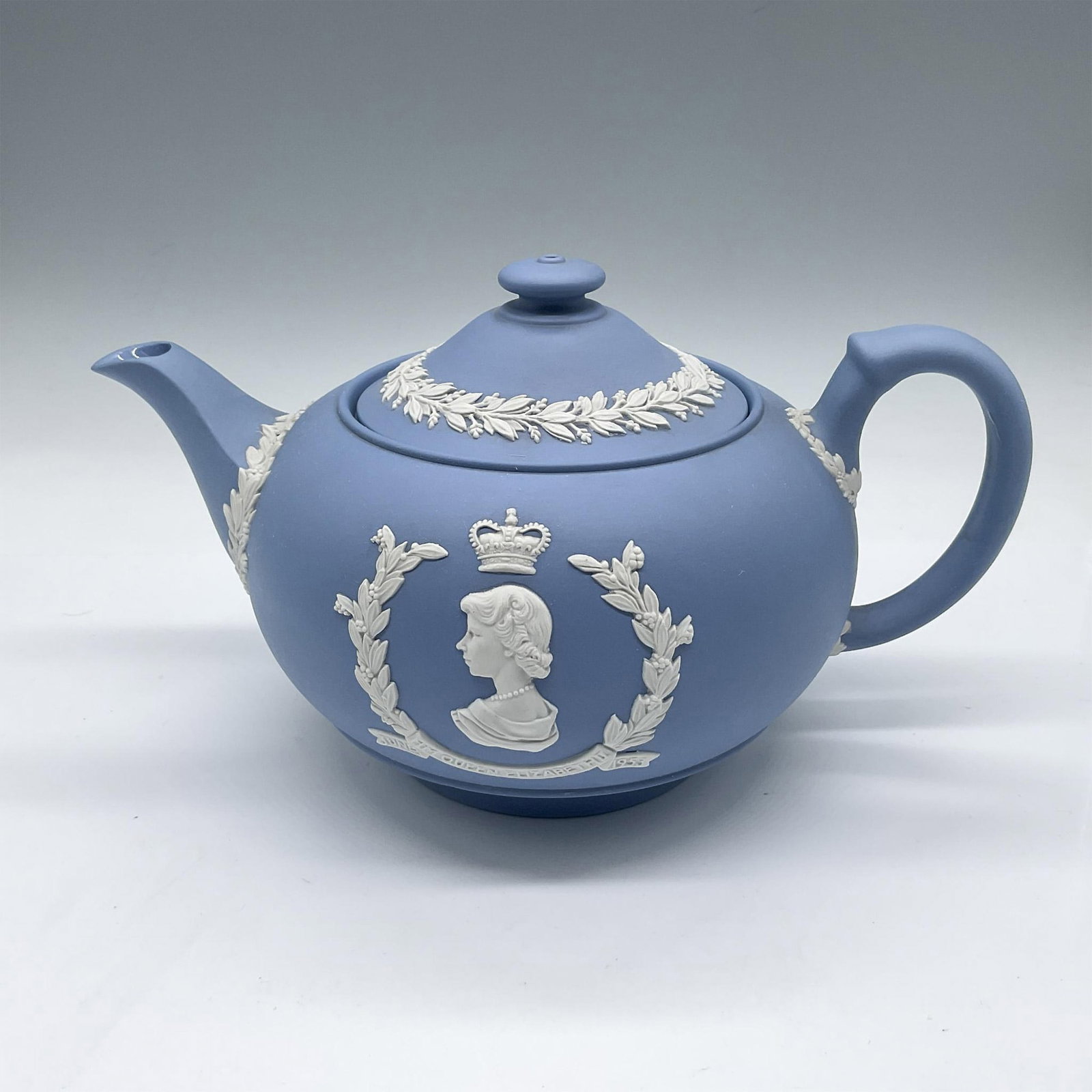 Wedgwood Pale Blue Jasperware Teapot, 1953 Coronation: Hand decorated blue pottery teapot with lid. The piece celebrates the Coronation of Elizabeth II in 1953. One side of the pot depicts in white a side portrait of Queen Elizabeth II, and the other side