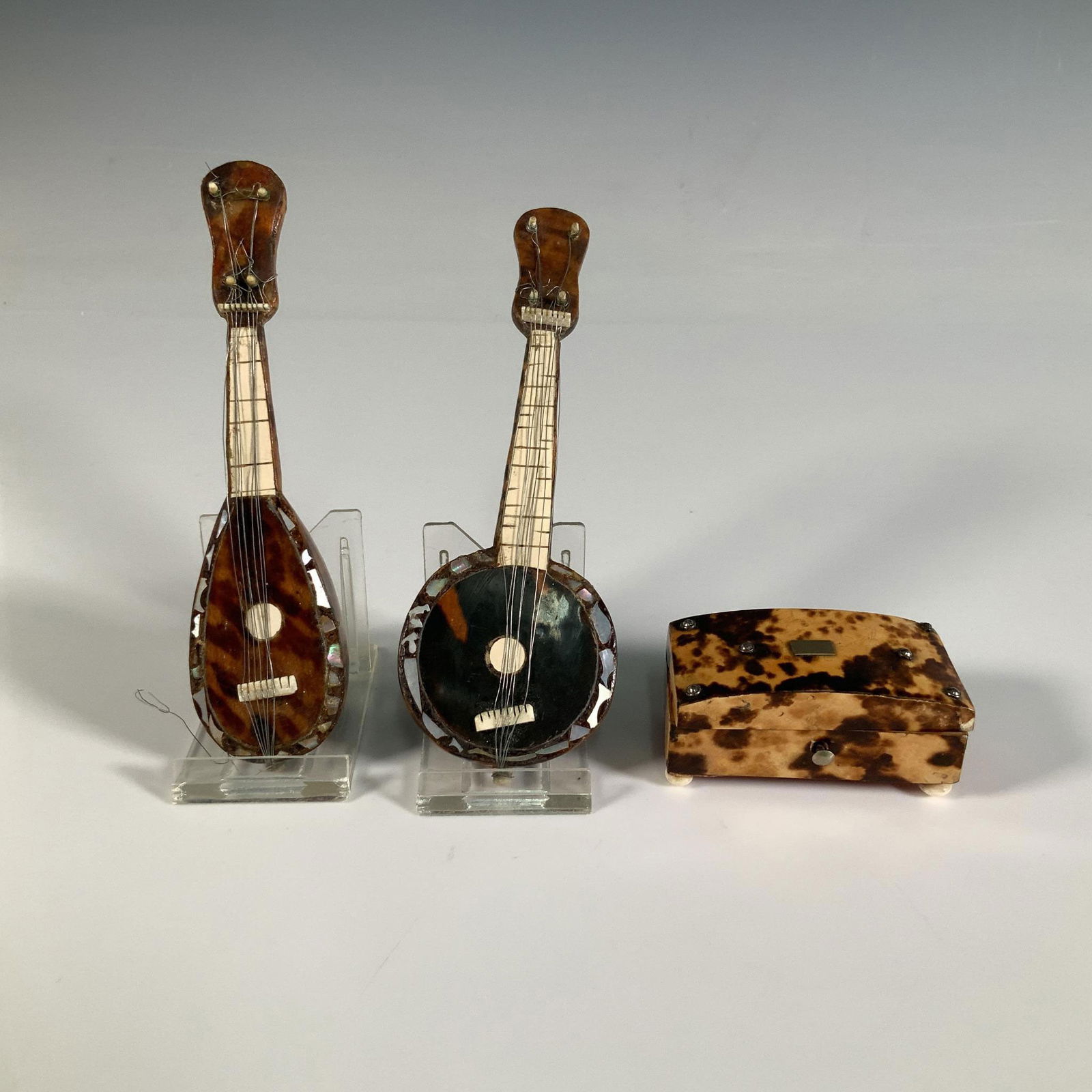 3pc Mottled Brown Miniature Banjo, Lute, and Snuff Box (1 of 4)