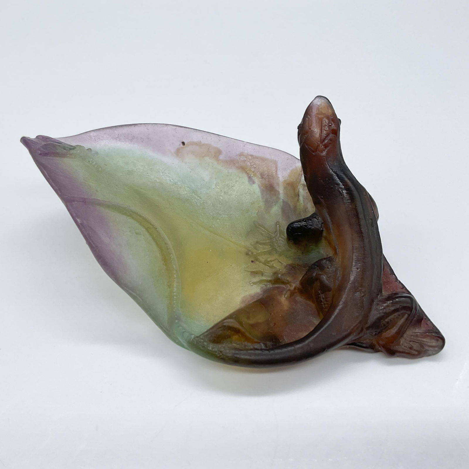 Daum Pate de Verre Art Glass Tray, Lizard, Signed: Gorgeous glass tray, made in the Pate de Verre technique, features dark and light subtle colors and a botanical design. Signed Daum France on base. Issued: 20th century Dimensions: 5''L x 3''W x 1.75'