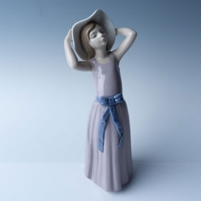 Lladro Porcelain Figurine, Coy 01005011