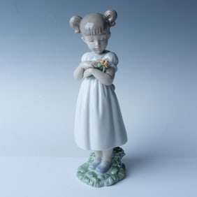 Lladro Porcelain Figurine, Flowers for Mommy 1008021