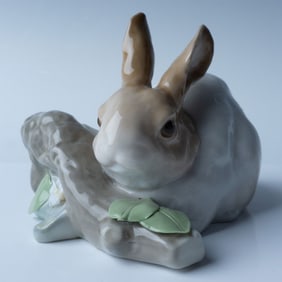 Lladro Porcelain Figurine, Rabbit Eating (Brown) 1004772