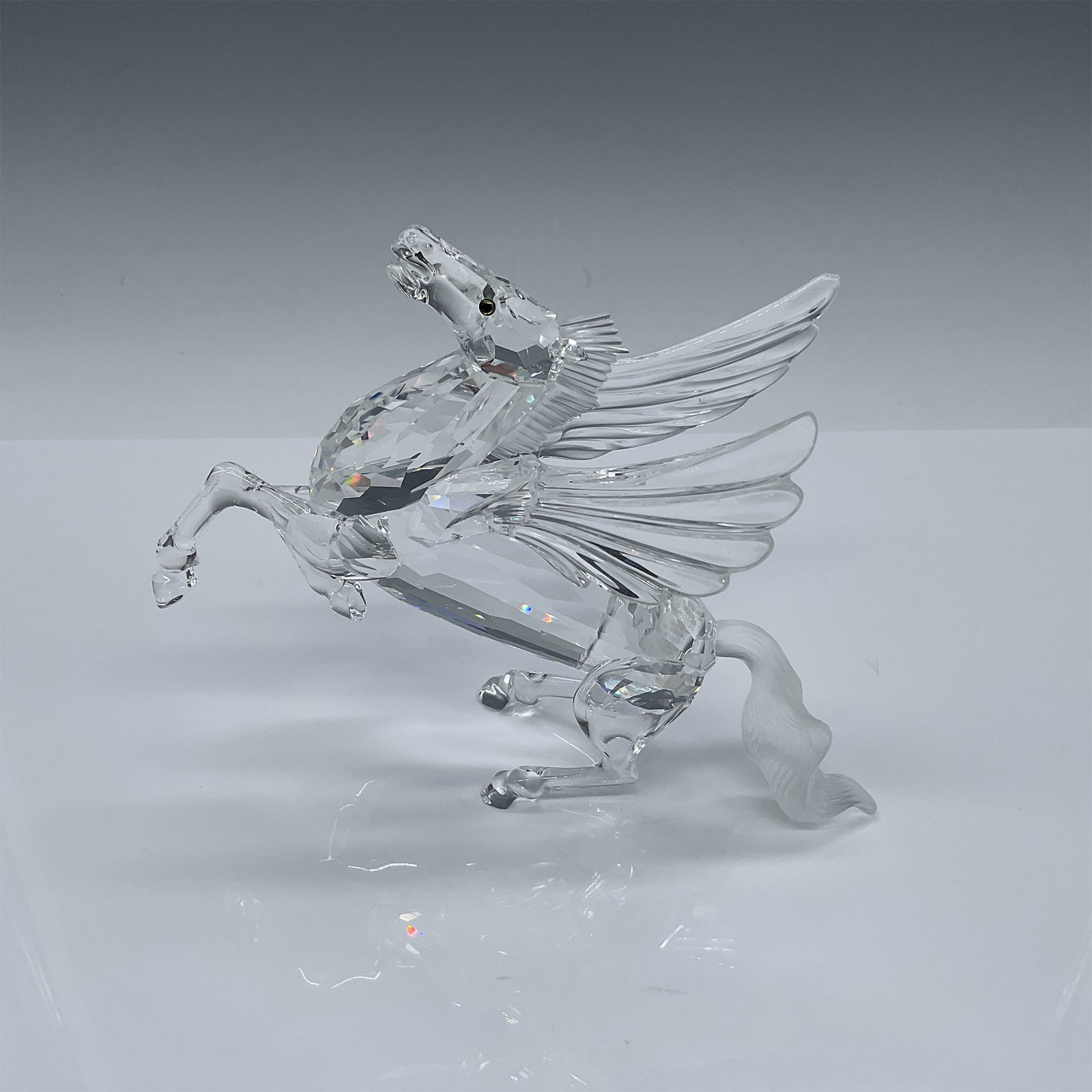 Swarovski Crystal Figurine, 1998 Pegasus: This exquisite Swarovski crystal figurine features the 1998 Annual Edition Pegasus from the "Fantastic Creatures" series. Crafted with remarkable detail, the figurine depicts a majestic winged horse i
