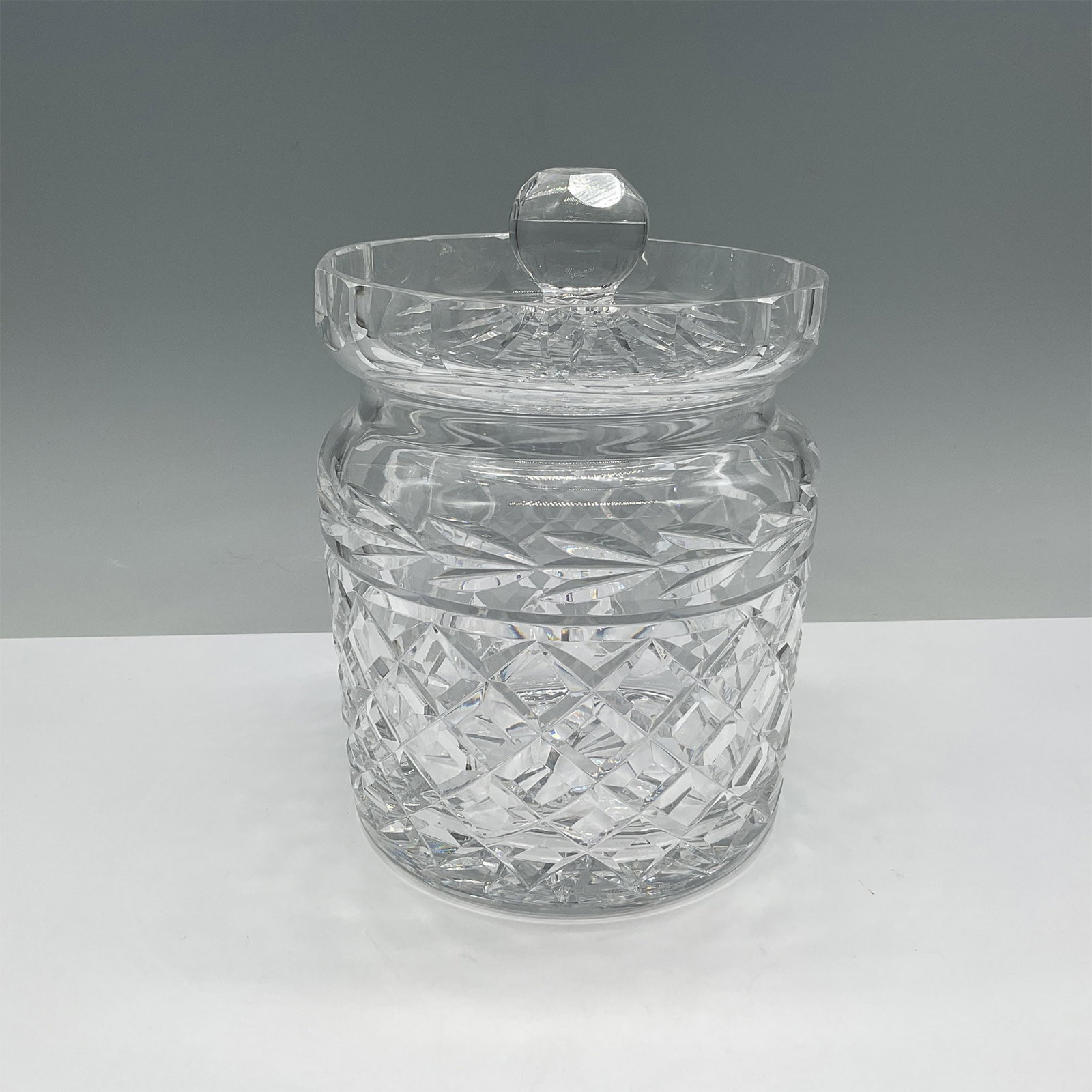 Waterford Crystal Biscuit Barrel with Lid, Glandore: A stunning Waterford crystal biscuit barrel from the Glandore pattern, showcasing intricate crosshatched and diamond-cut designs with remarkable craftsmanship. This clear crystal barrel features a rou