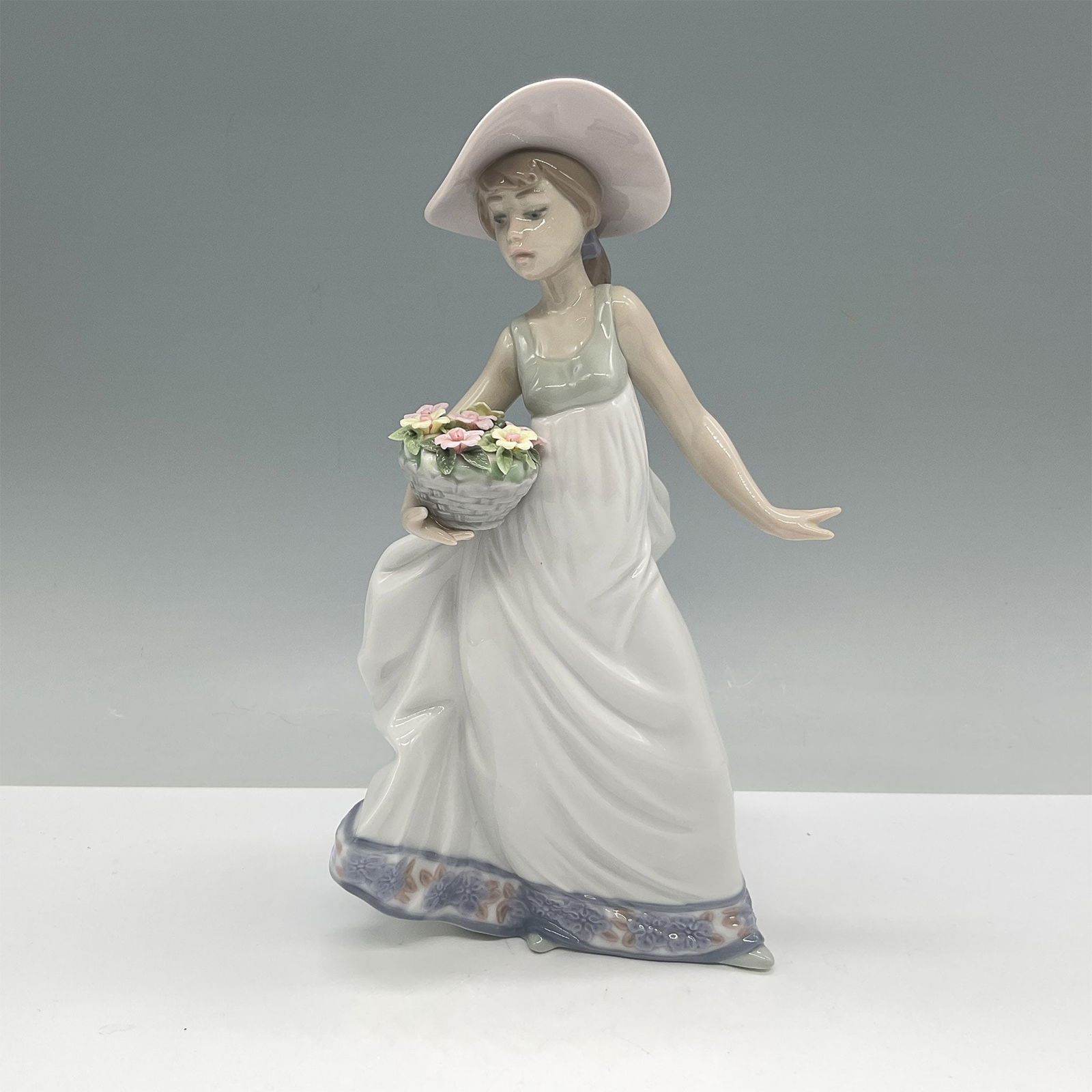 Lladro Porcelain Figurine, Carefree 01005790 (1 of 3)