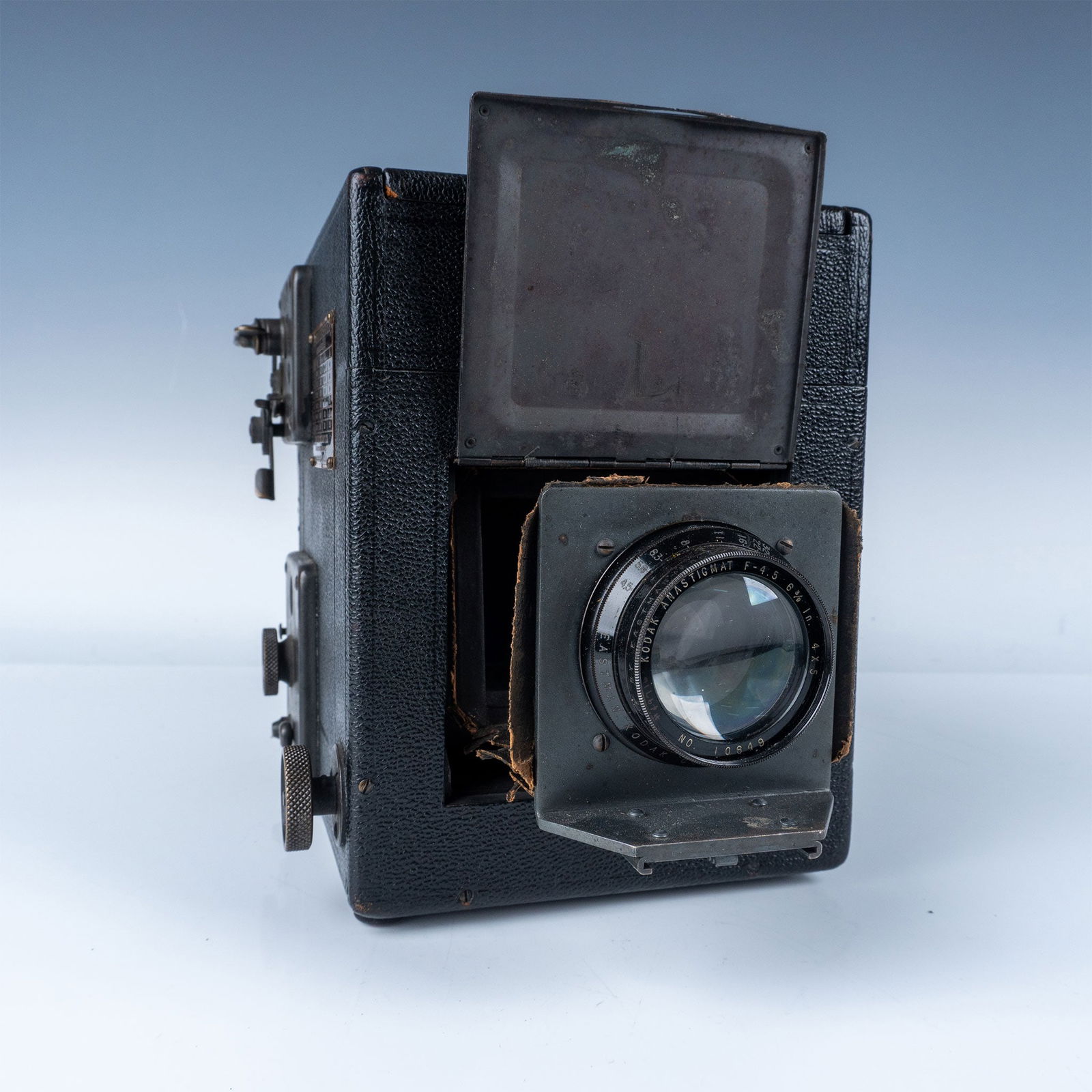 R.B. Graflex Series B Camera by Eastman Kodak Company: A significant piece of photographic history crafted by the Eastman Kodak Company, Rochester, N.Y., USA. Known for its reliability and versatility, this camera was widely used by professionals in the e