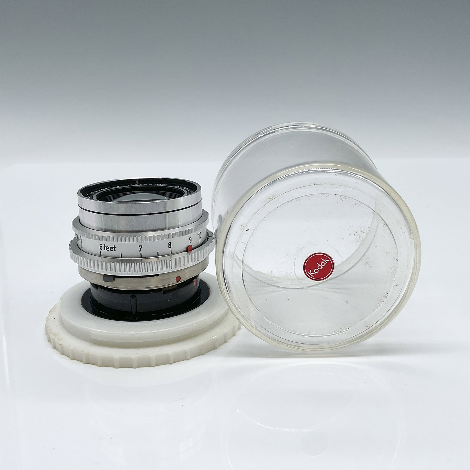 Schneider-Kreuznach Retina-Tele-Arton Lens with Case: This lot includes a vintage Schneider-Kreuznach Retina-Tele-Arton lens, made in West Germany, with a focal length of 85mm and an aperture range of f/4. The lens, serial number 5775845, features a Comp