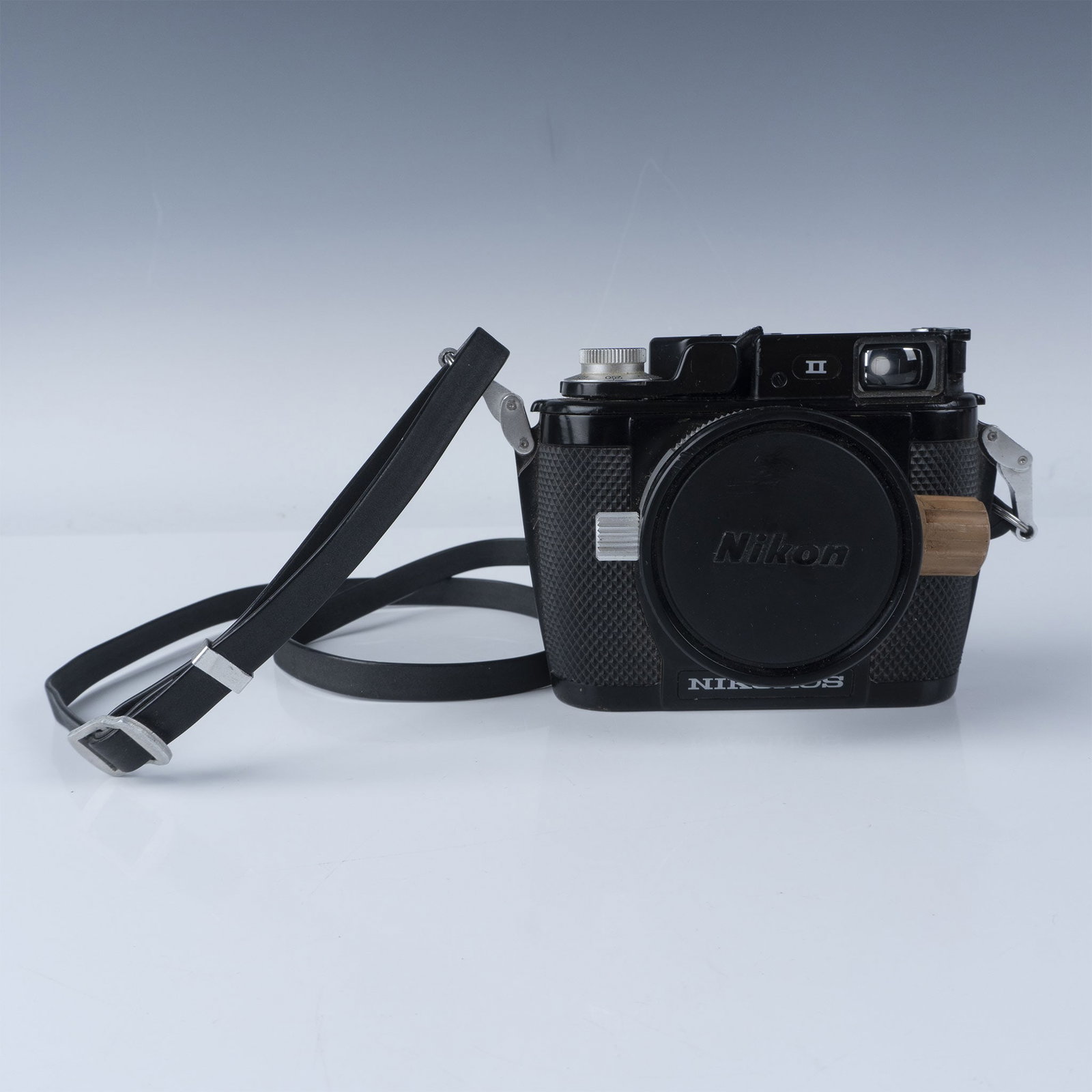 Nikon Nikonos V 35mm Underwater Camera with 35mm f/2.5 Lens (1 of 7)