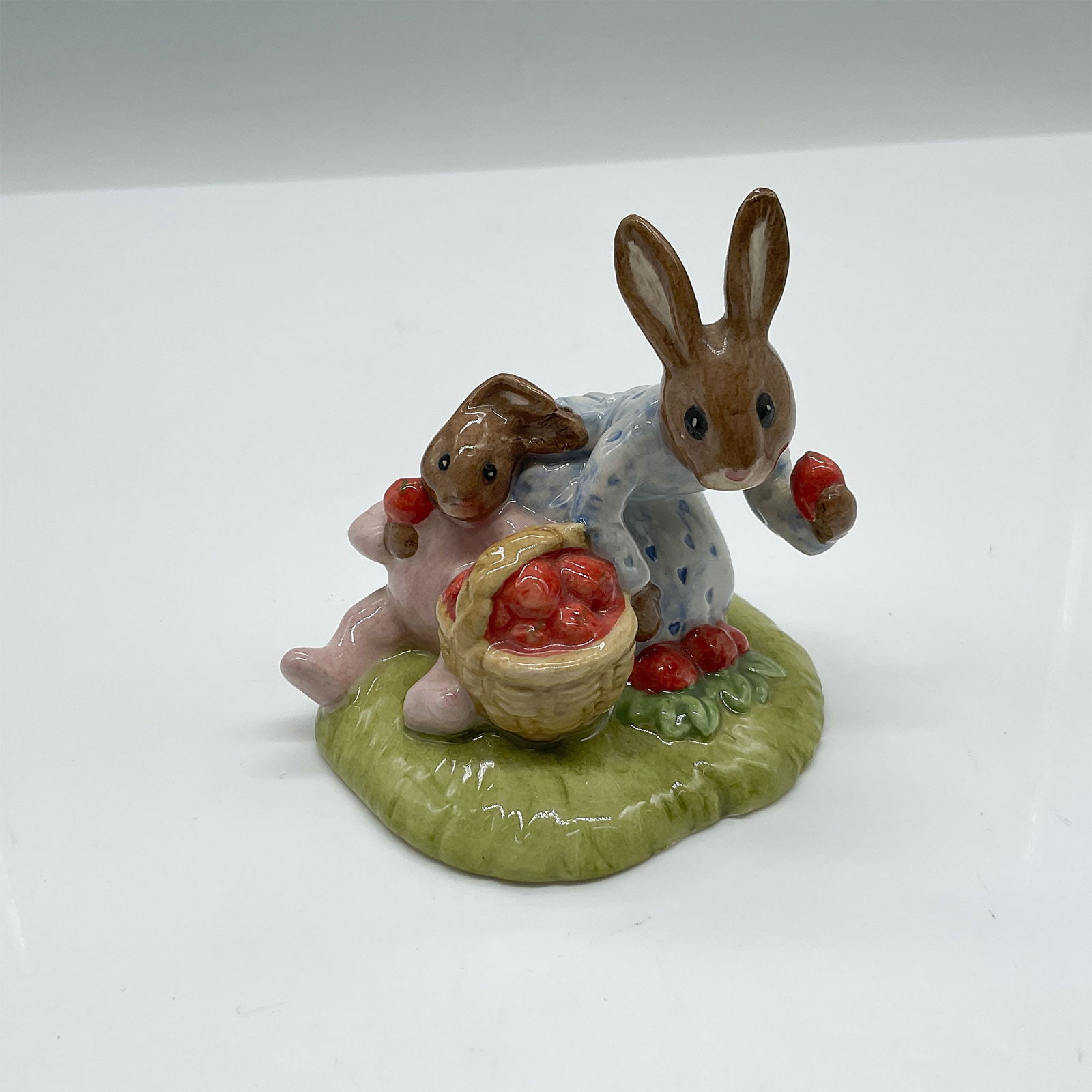 Royal Doulton Bunnykins Figurine Strawberries DB277 (1 of 3)