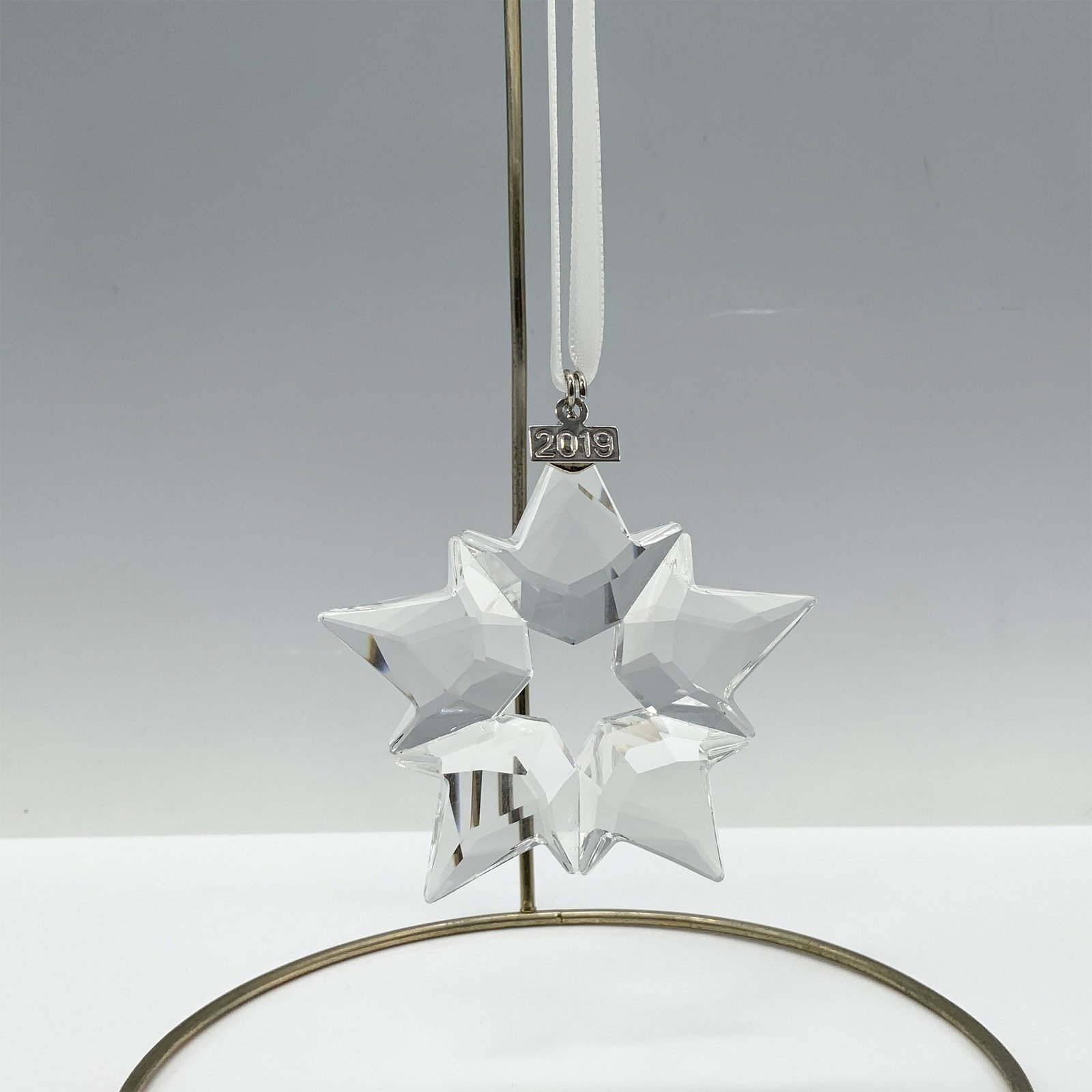 Swarovski Crystal 2019 Christmas Ornament: Bring a touch of magic to your home this year with the glamorous Annual Edition Ornament 2019. The beautiful star design has been expertly crafted in clear crystal and features 90 scintillating facets