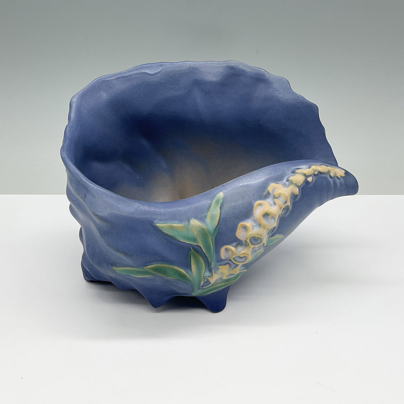 Roseville Pottery Foxglove Planter, Blue: This is a stunning Roseville Pottery planter in the Foxglove pattern, model 426. Crafted in the USA, this planter showcases a vibrant blue glaze adorned with raised foxglove flower motifs and lush gre