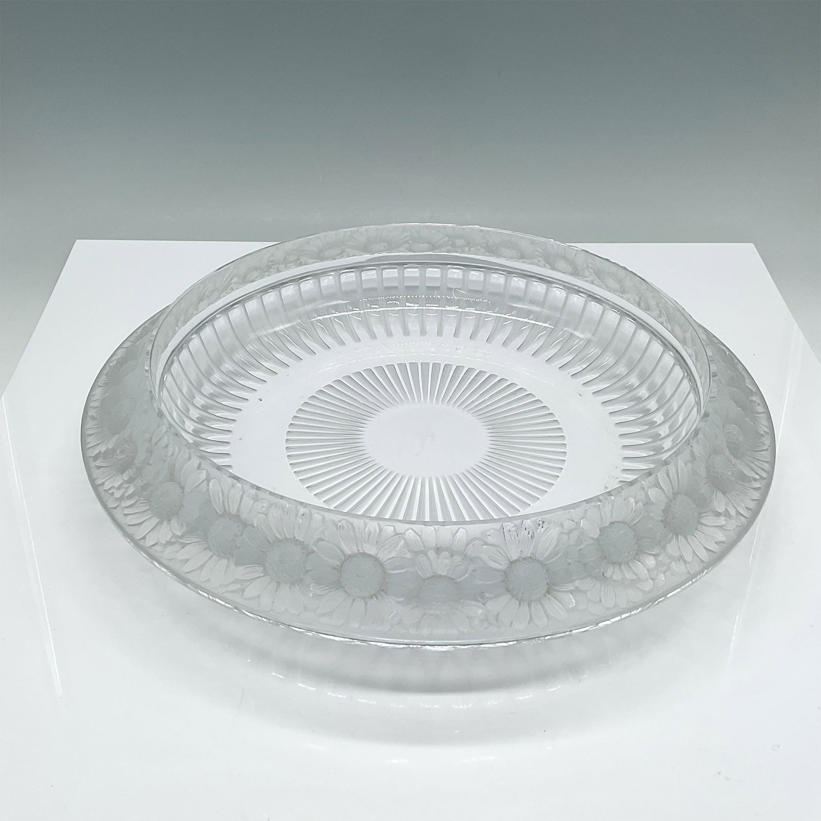 Lalique Marguerites Crystal Bowl: Exquisite Lalique Marguerites crystal bowl featuring a frosted floral daisy design around the rim and a clear glass base with radiant fluting. Signed Lalique France on the underside, this bowl exempli