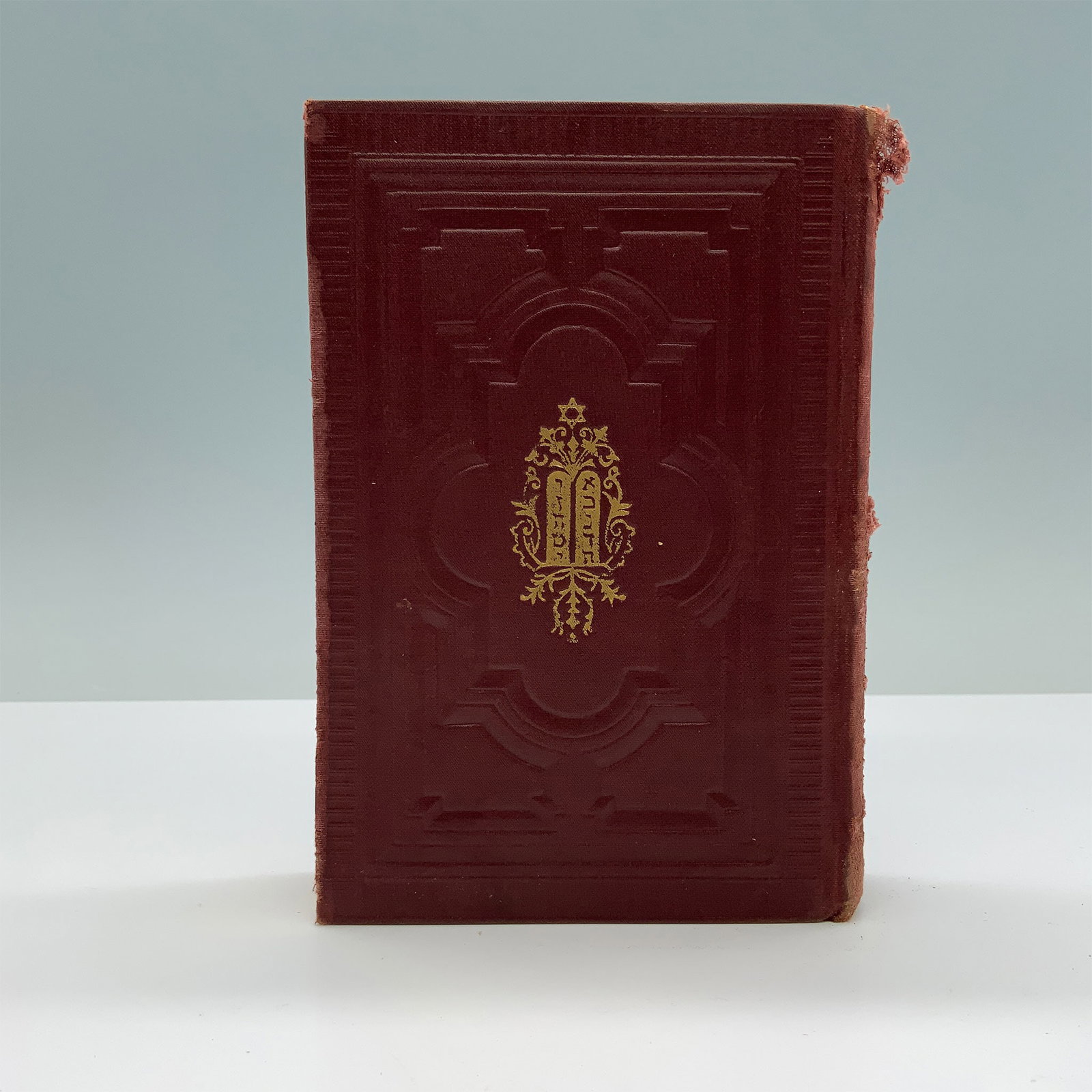 Jewish Prayer Hardcover Book, Daily Prayers: New York: Hebrew Publishing Company, 1964. Hardcover bound book with a plain black cloth. The Daily Prayers, translated by Dr. A. Th. Phillips features a gilded pattern in Hebrew script on the cover. 