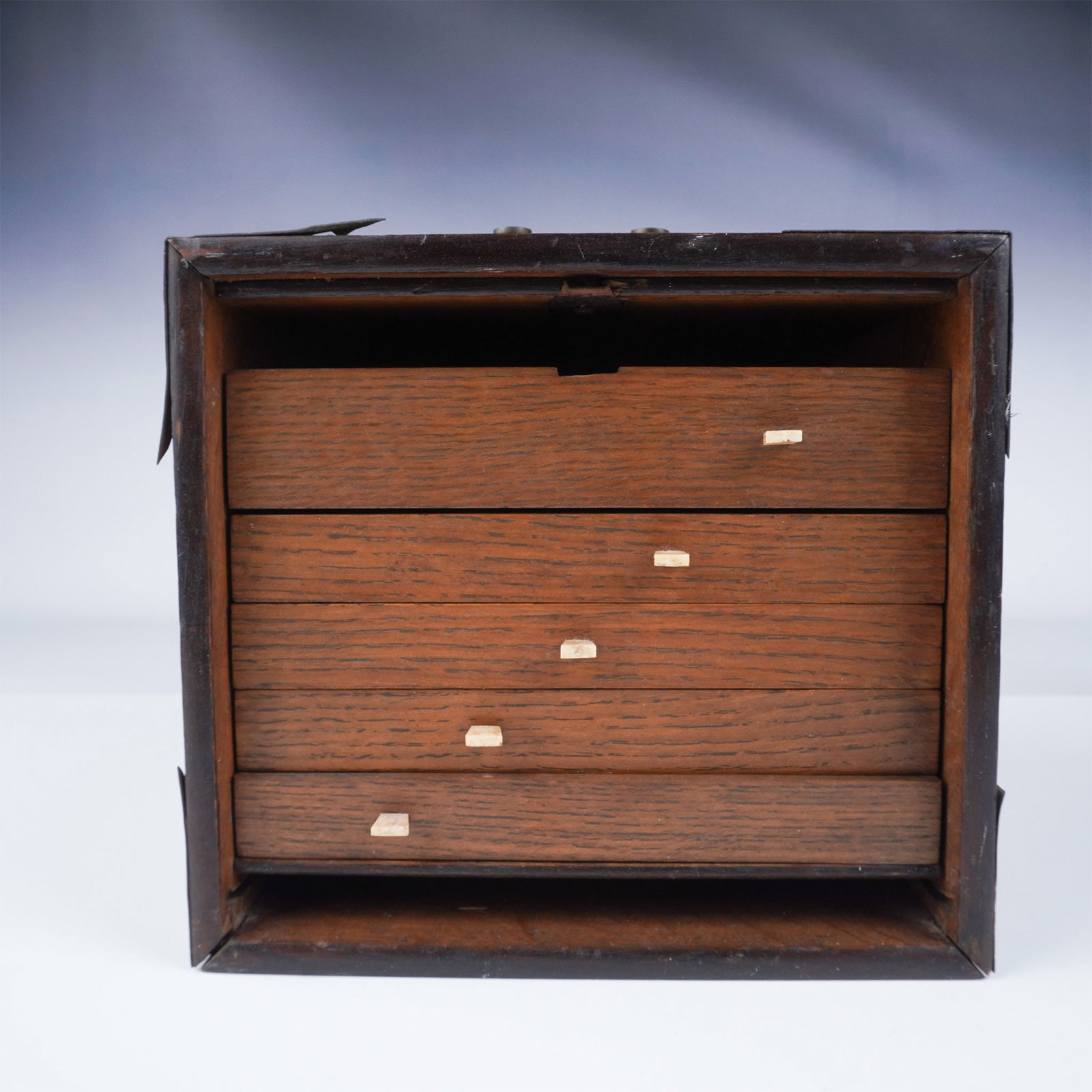 Classic Chinese Mahjong Game Set with Box: This classic Chinese Mahjong game set features a crafted original wooden storage box adorned with intricate brass accents and corner details, showcasing traditional craftsmanship. The box is equipped 